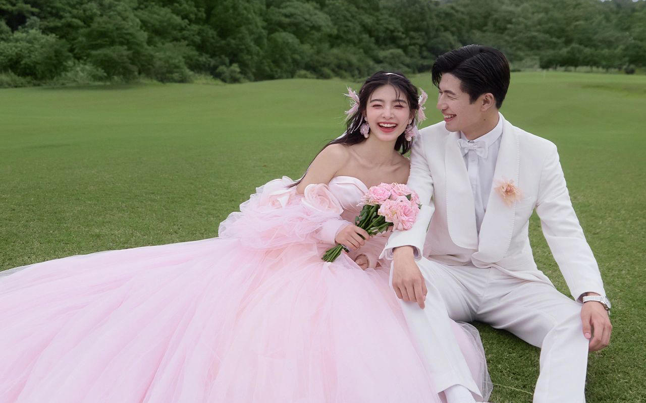 甜过初恋💕的粉纱草坪婚纱照,可以这么浪漫