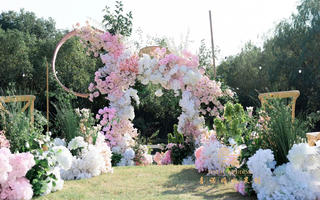 中式元素和温柔的粉色的碰撞户外草坪婚礼