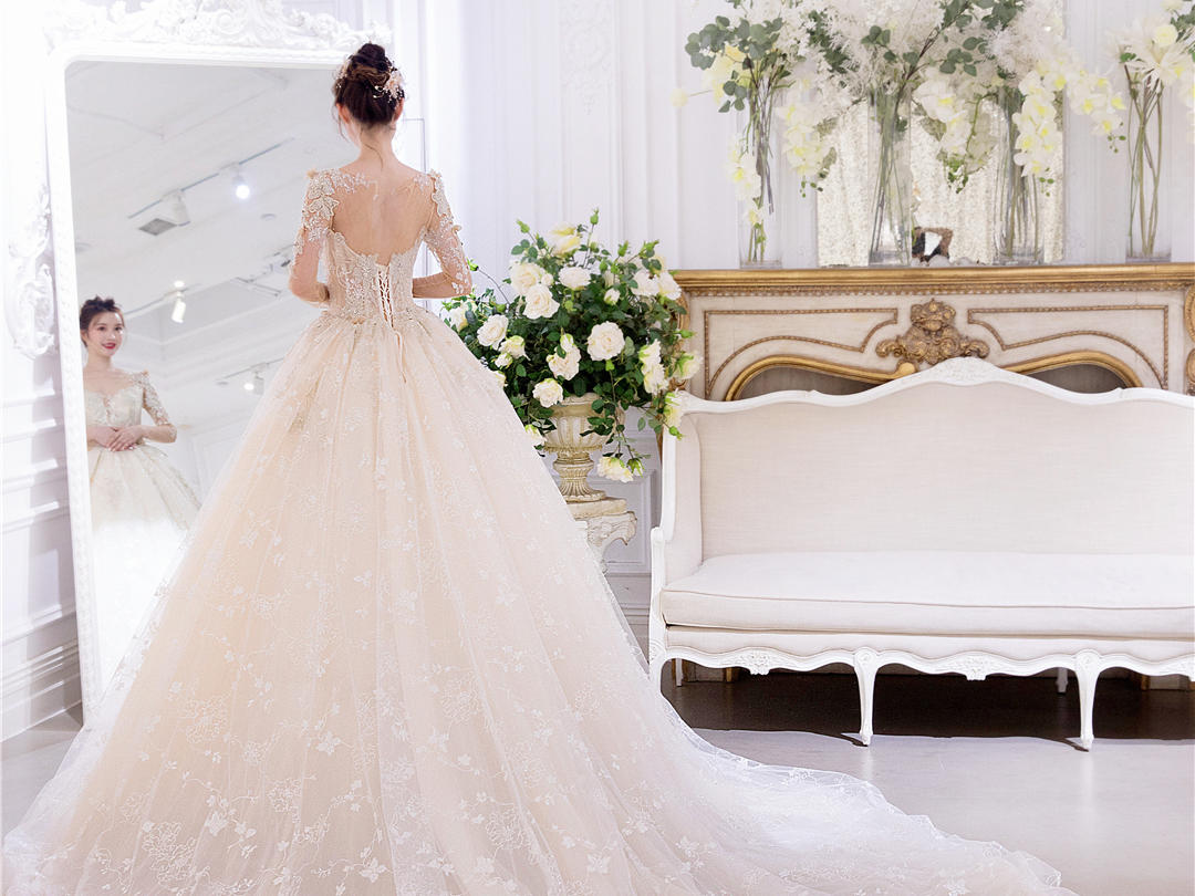 【超值租赁】奢华高端定制婚纱+钻石跟妆+伴娘服