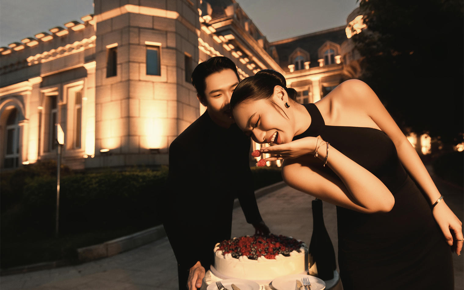 城堡夜景氛围感婚纱照