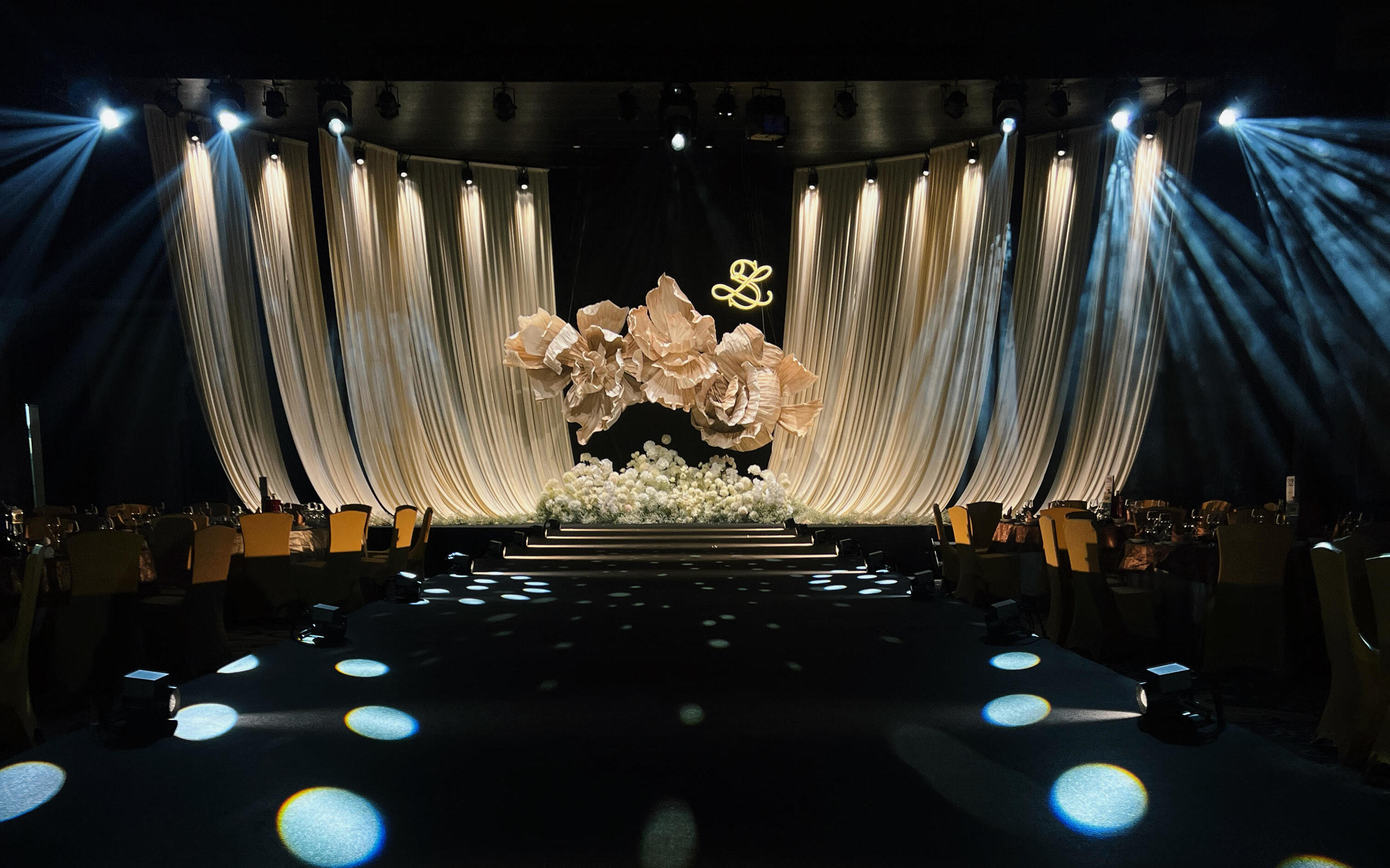 巨型紙花布?；槎Y