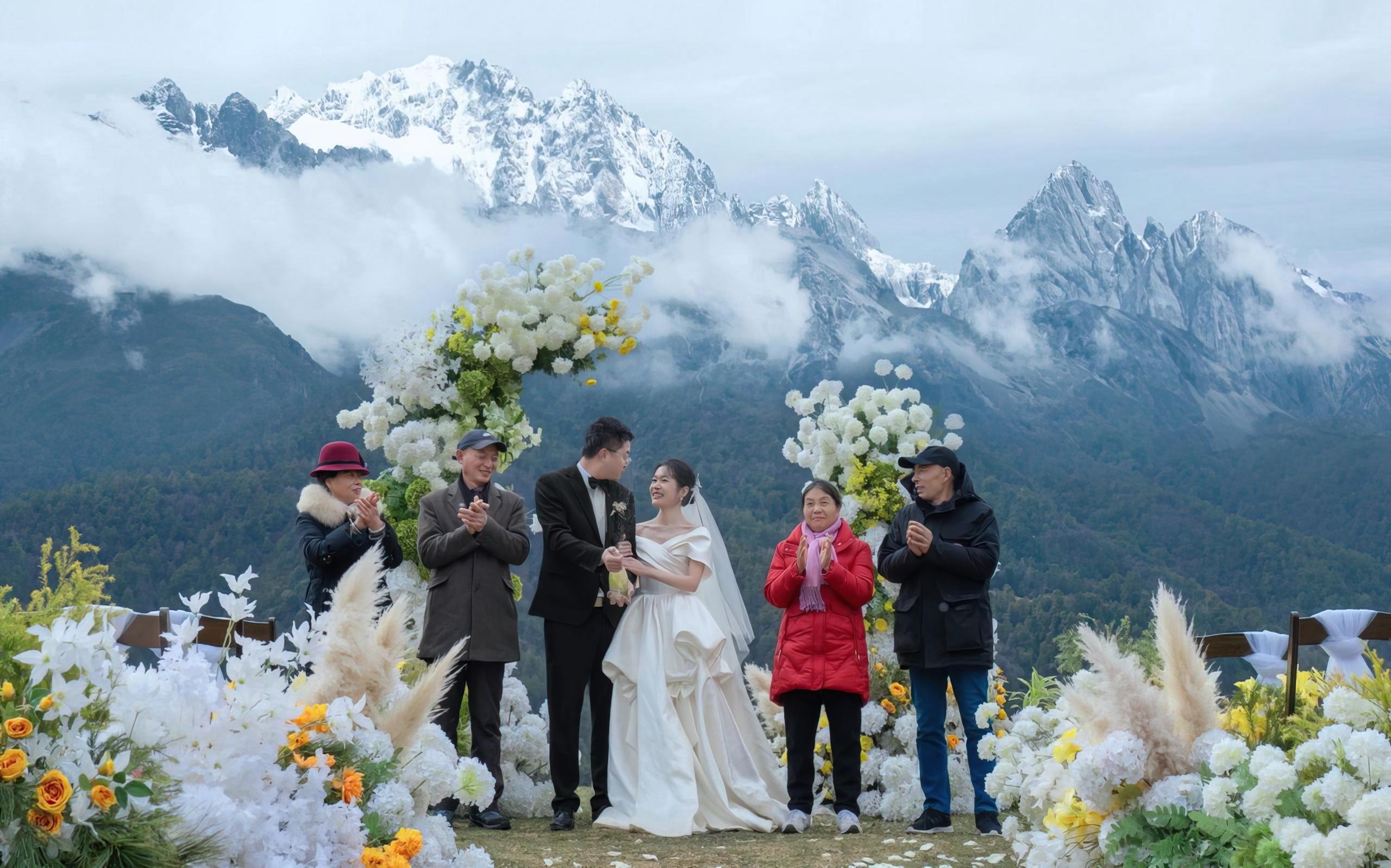 雪山为证，云絮作序