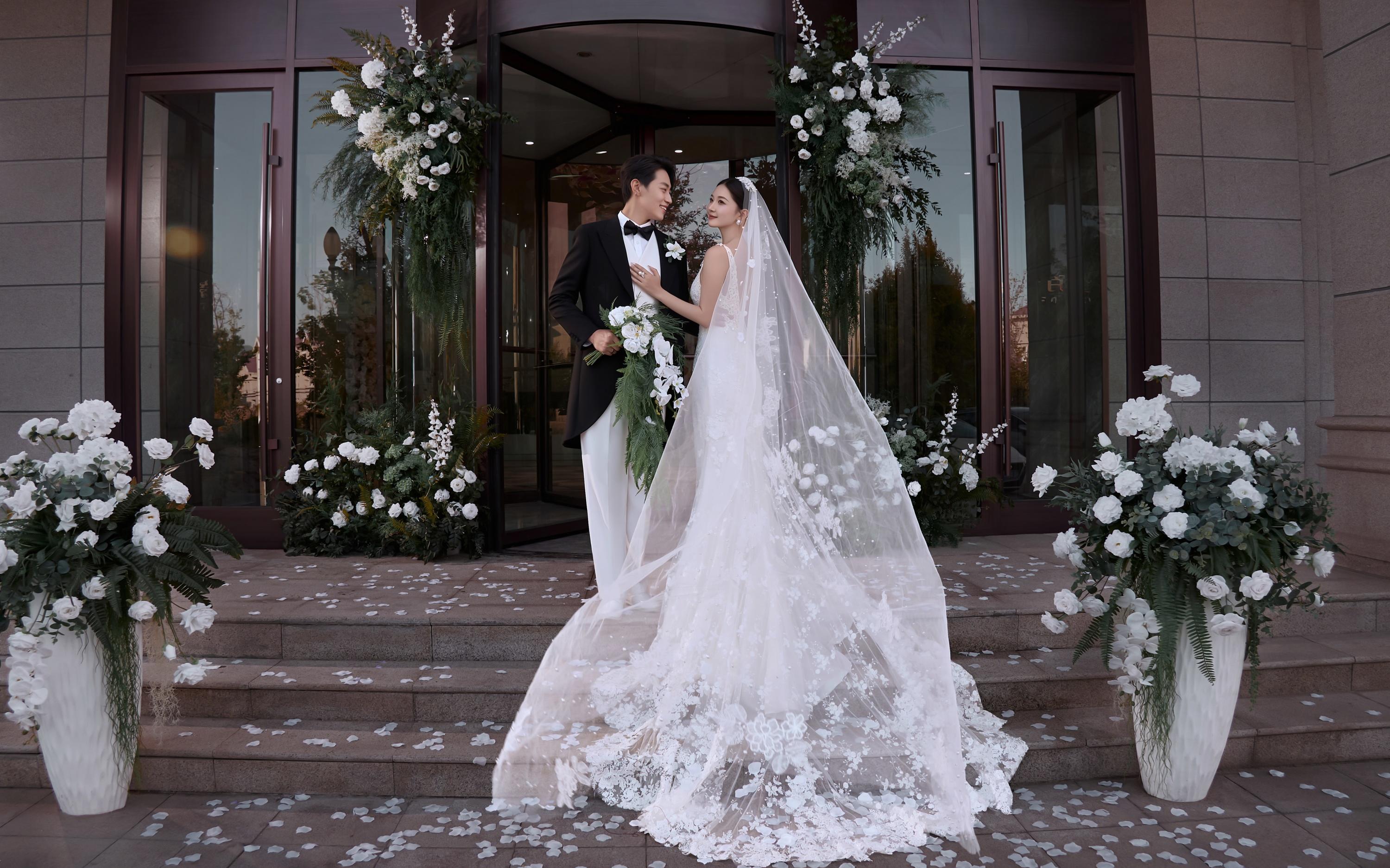 當(dāng)花瓣落在裙擺，當(dāng)笑意漫過眼眸