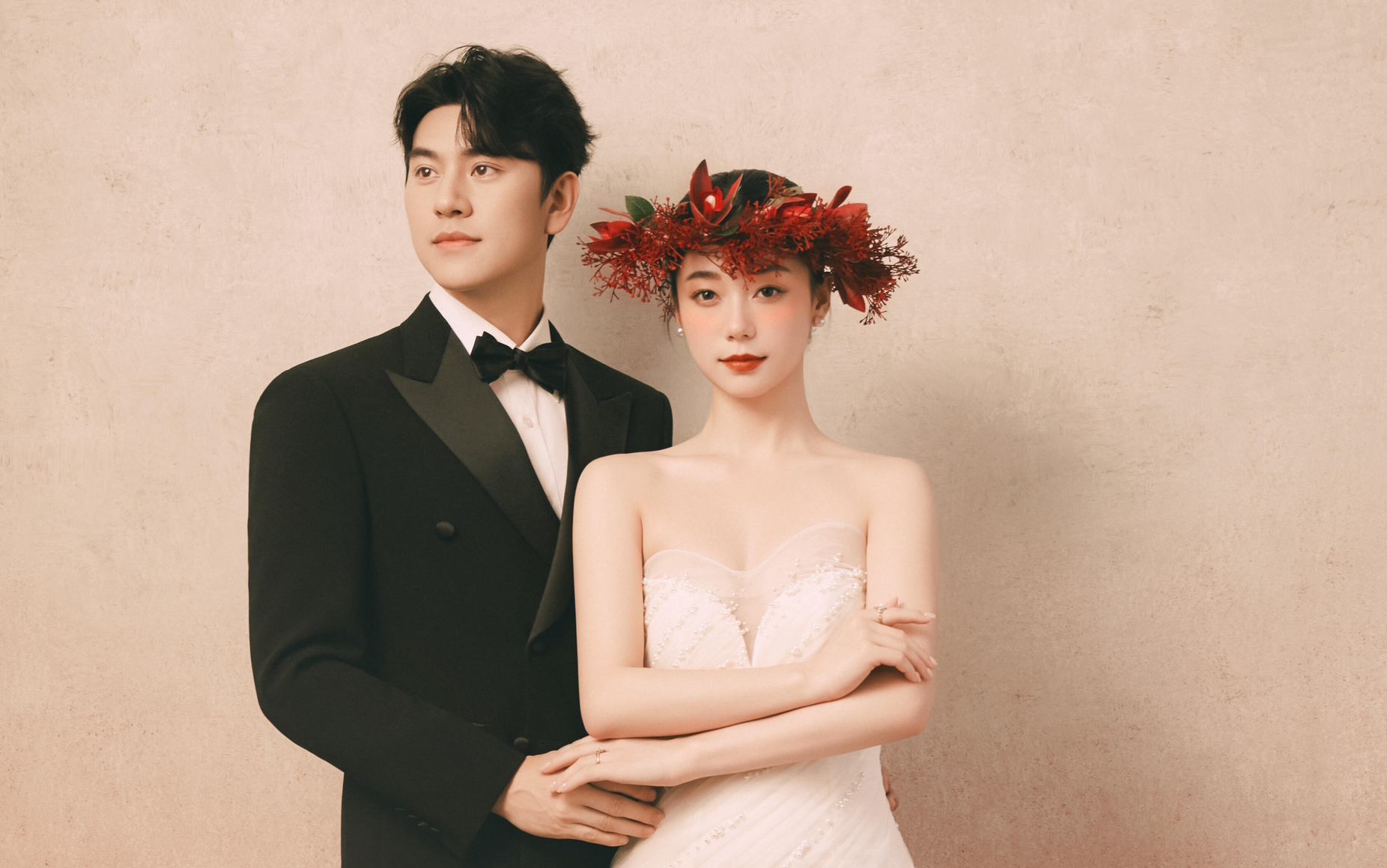 不撞款的婚紗照｜復(fù)古浪漫里的紅冠佳人