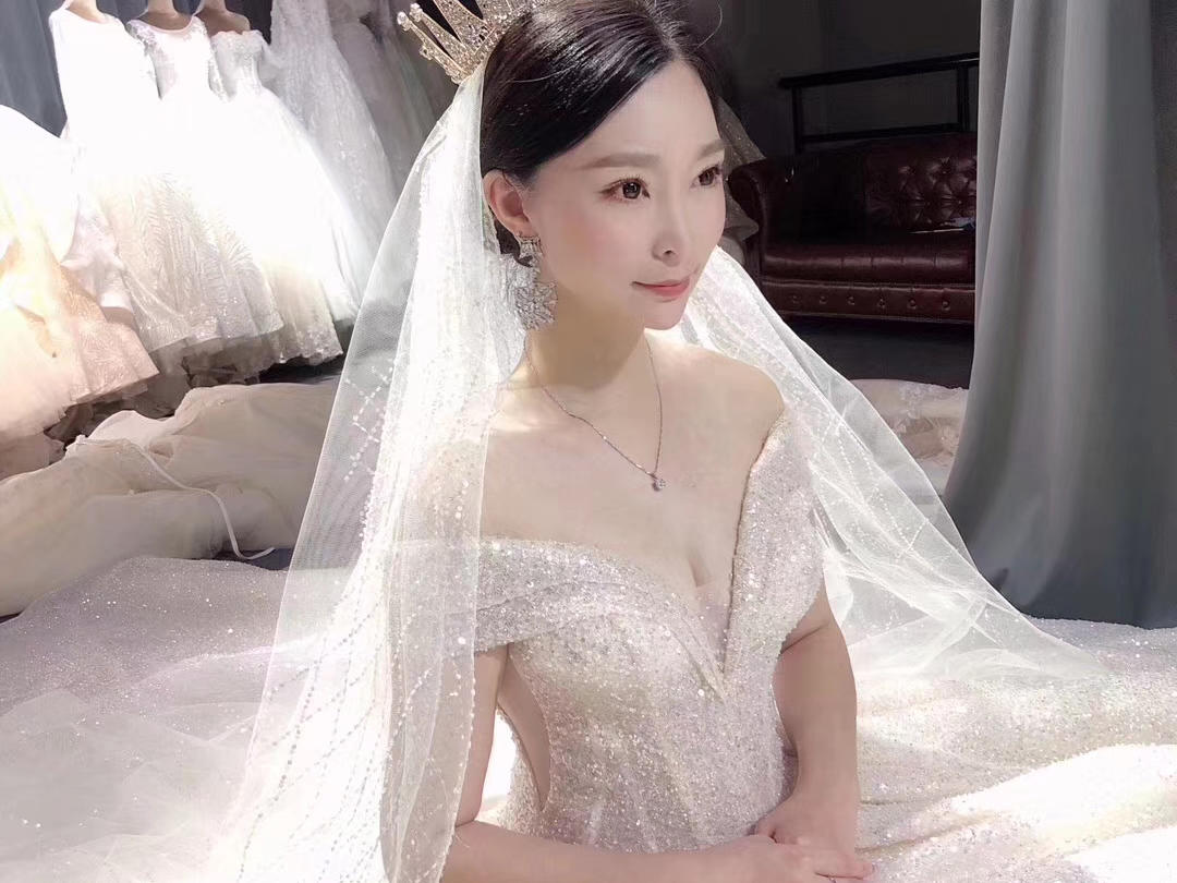 薇拉/总监全天跟妆/主纱+中式+敬酒+伴娘服2件