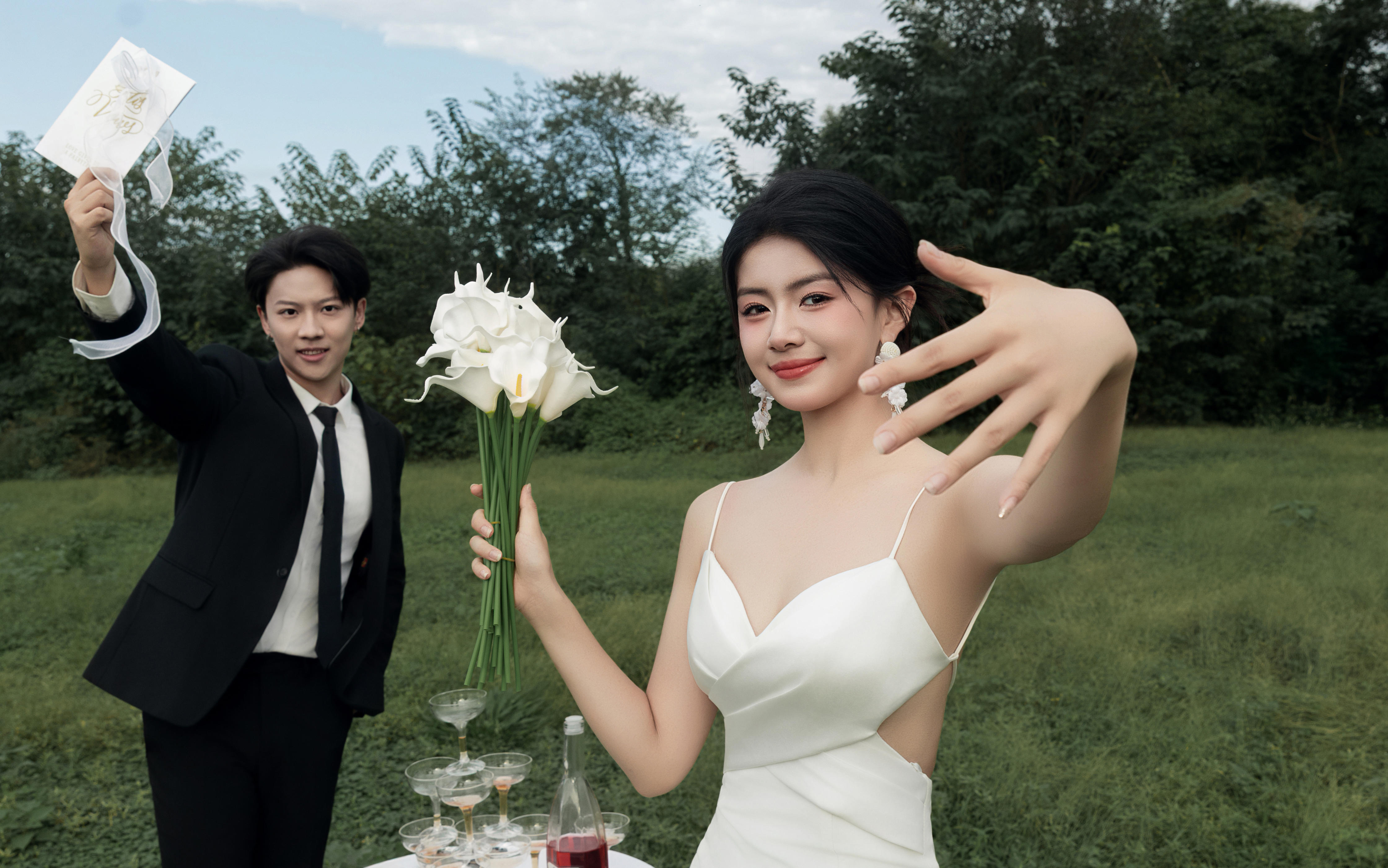 草坪氛围感婚纱照