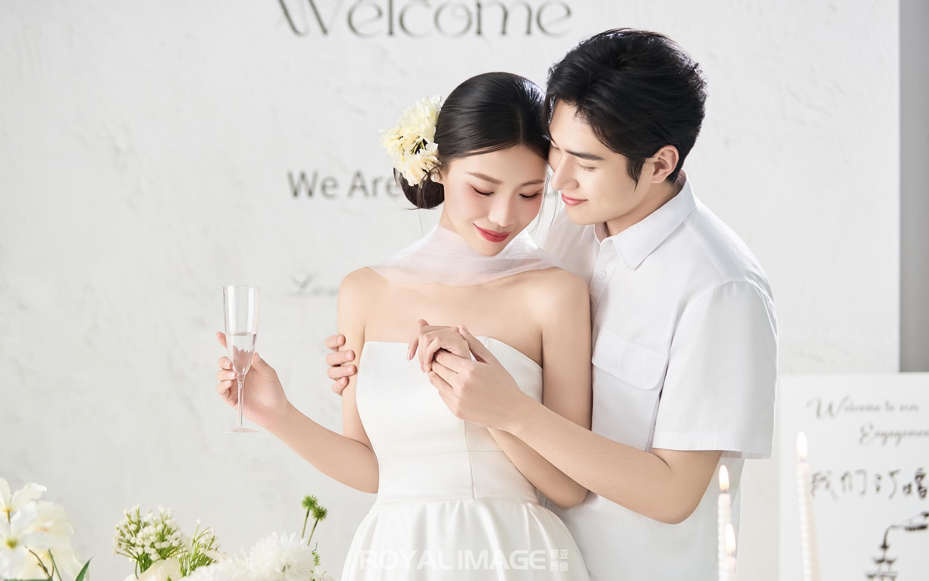 记录爱情幸福时刻💖室内纯色婚纱照/预制订婚照