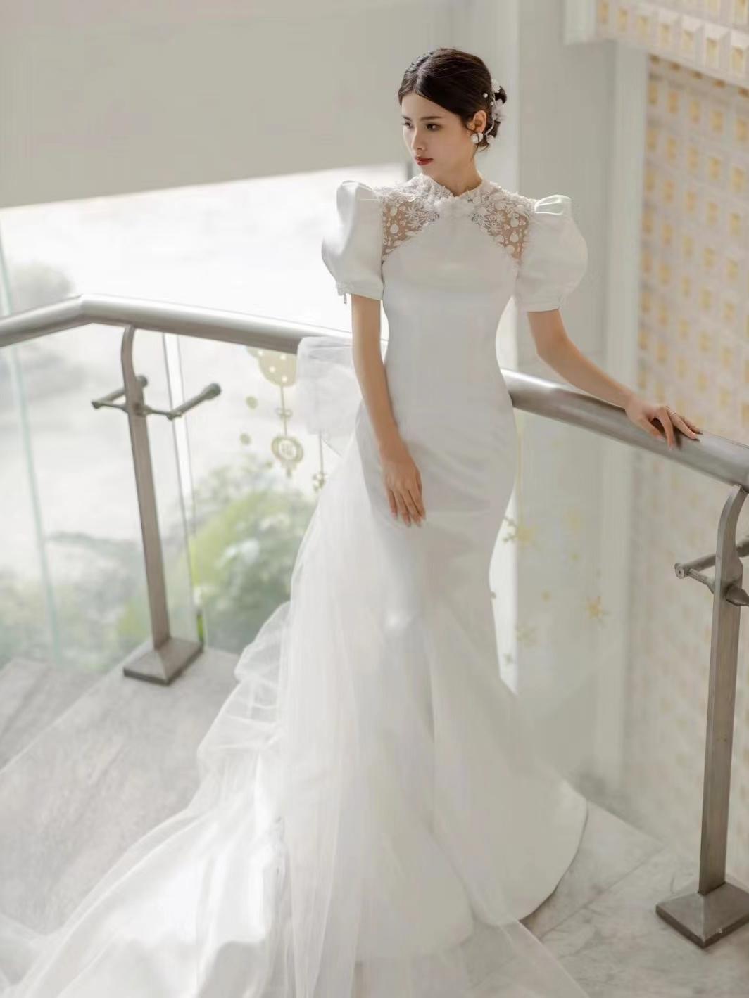 包含婚纱，秀禾，敬酒服，伴娘服。