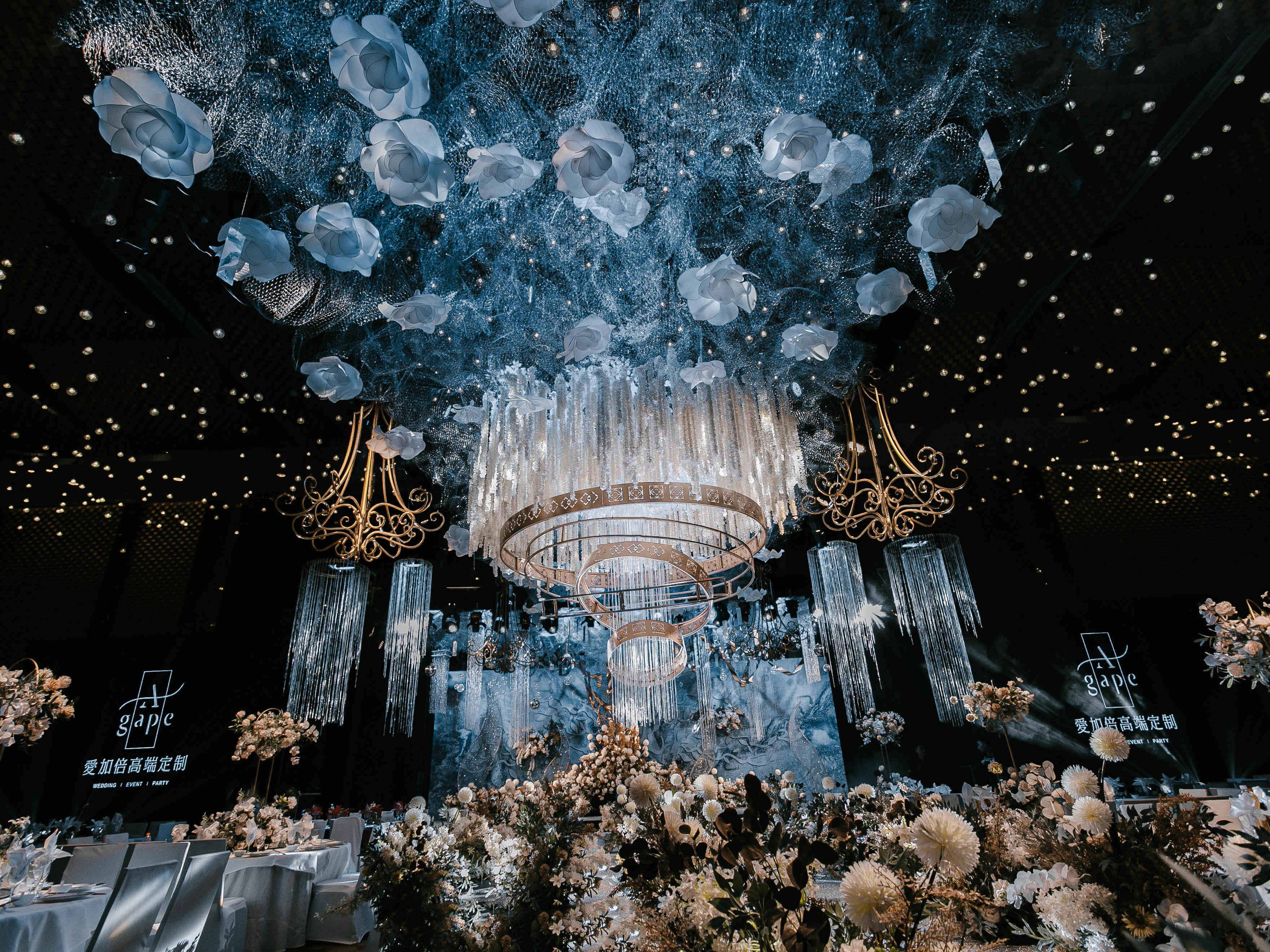 一场神秘又梦幻的蓝色婚礼背后，原来都用了这些元素