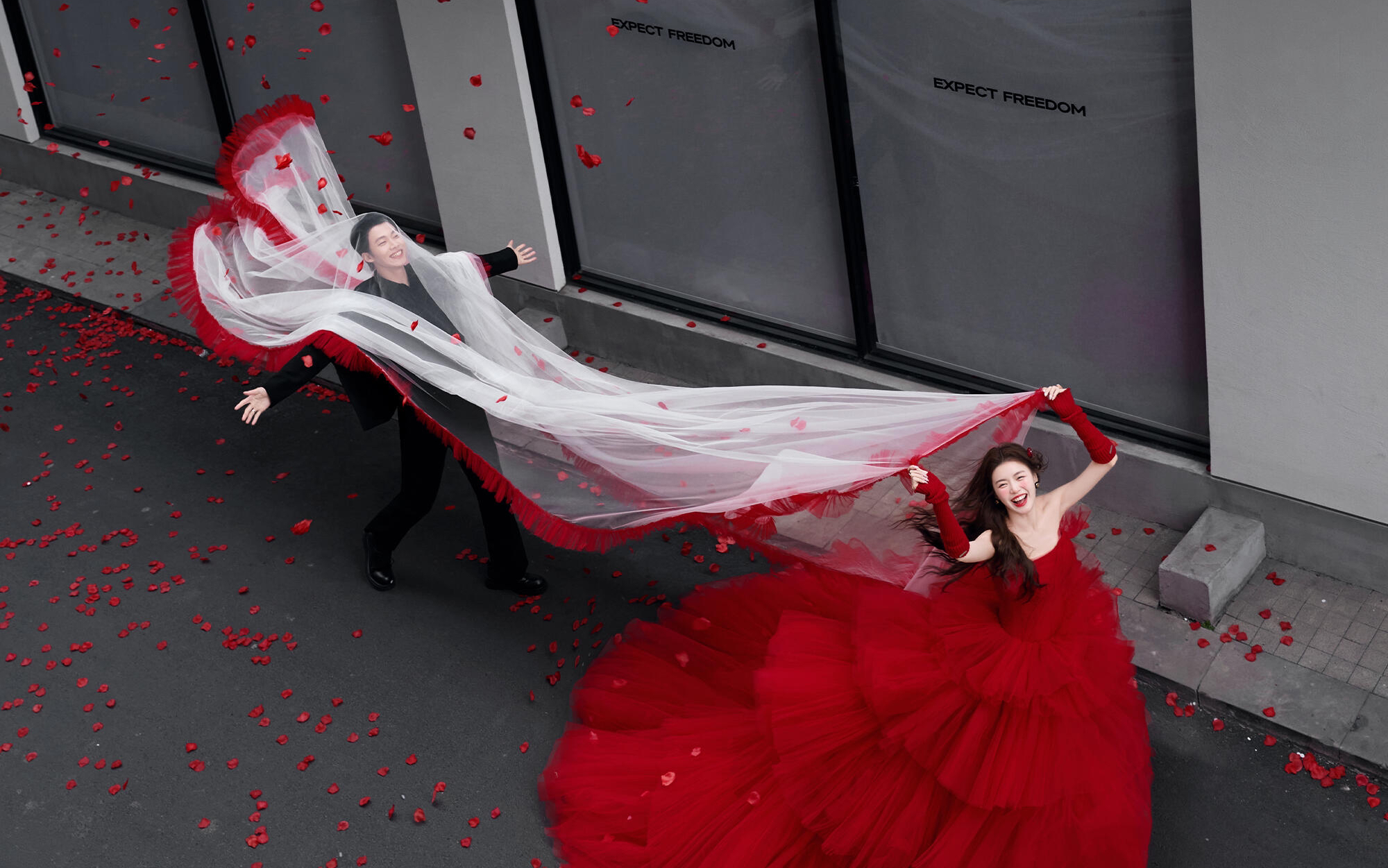 街拍畫報(bào)｜解鎖松弛時(shí)尚感街拍婚紗照