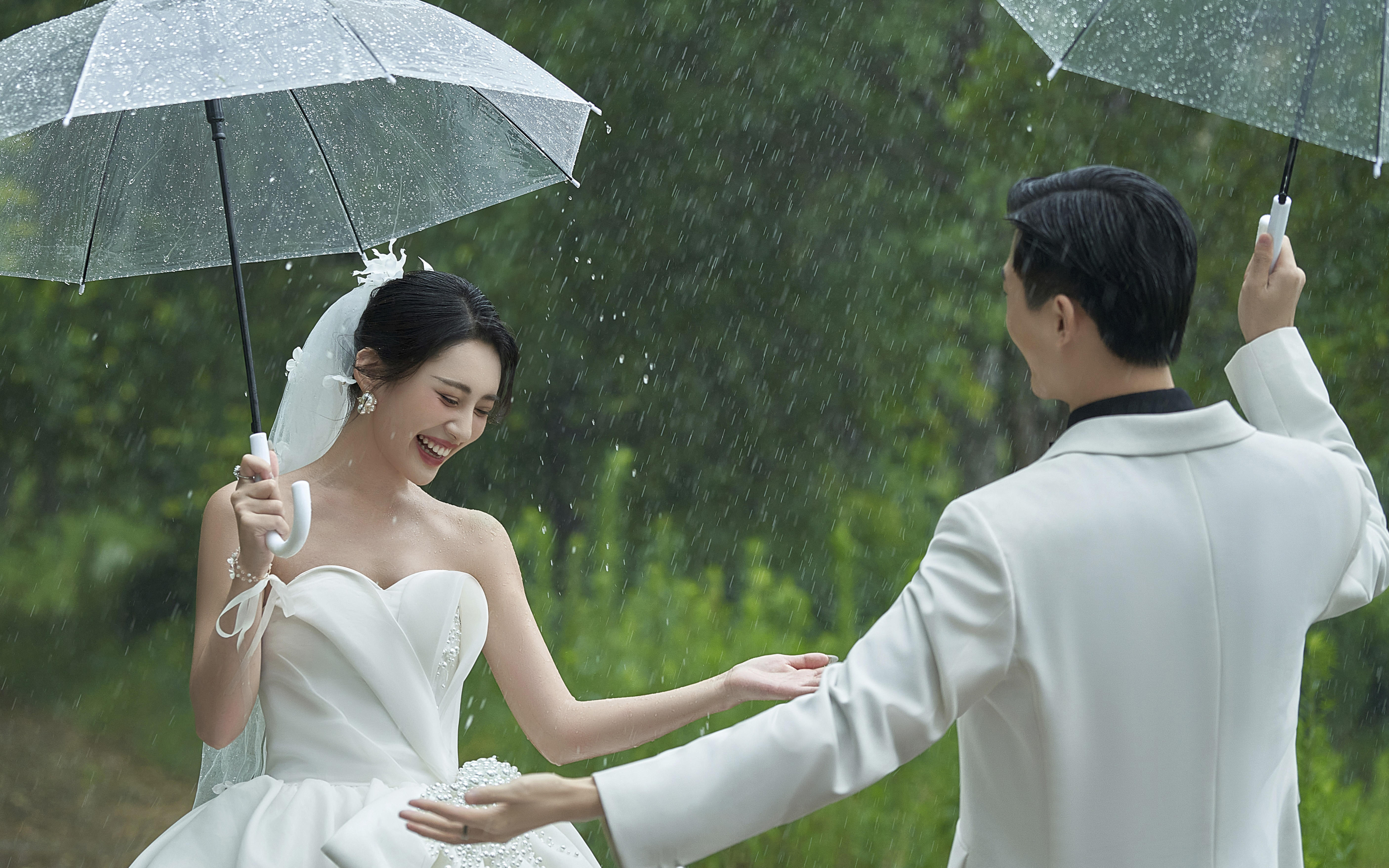 曲靖纪实感森系雨景婚纱照