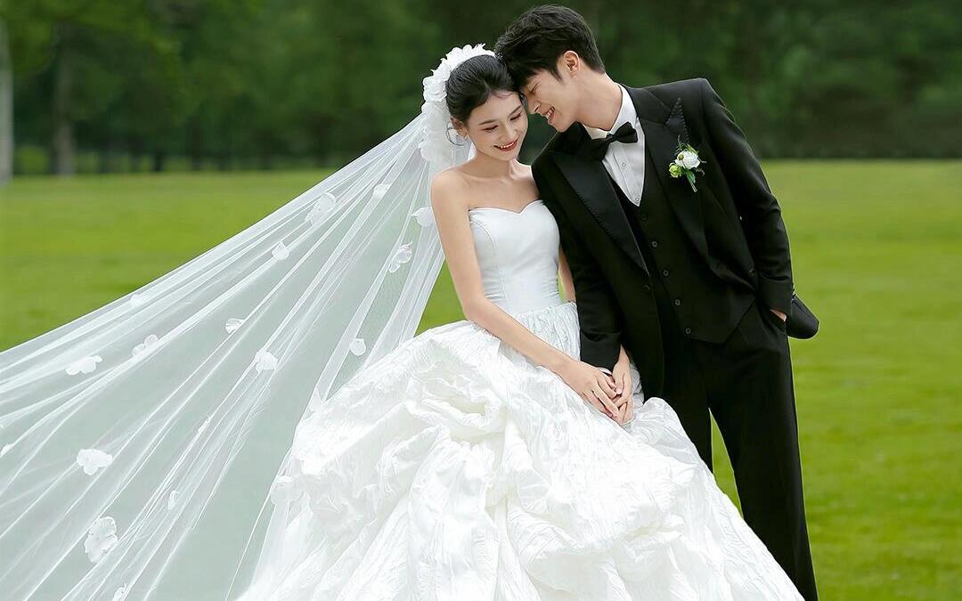 【草坪婚纱照才是春夏的版本答案吧】