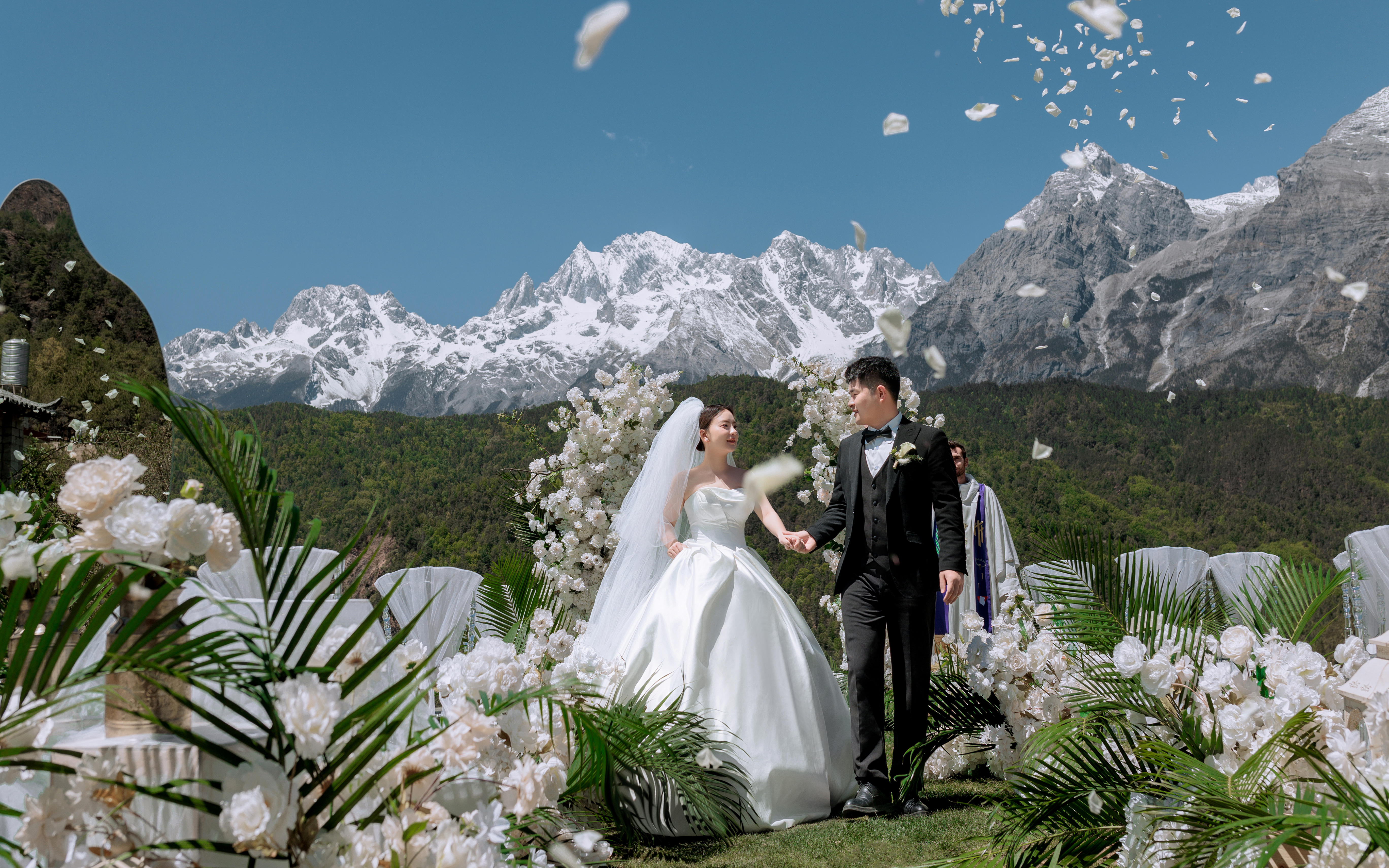 一場奔赴雪山的浪漫│洛山河目的地婚禮