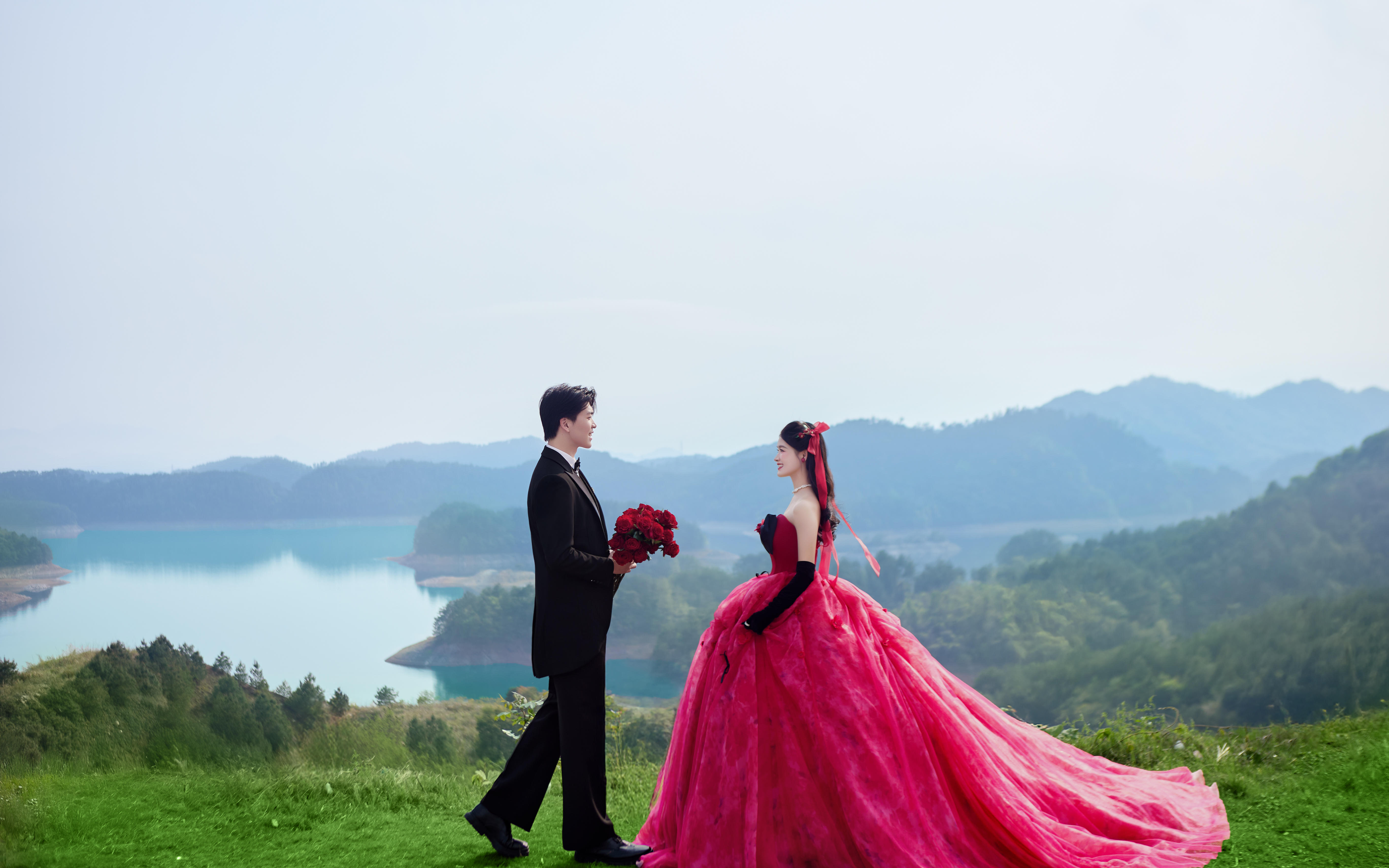 备婚必看！草坪婚纱照选玫红色礼服真的不踩雷~