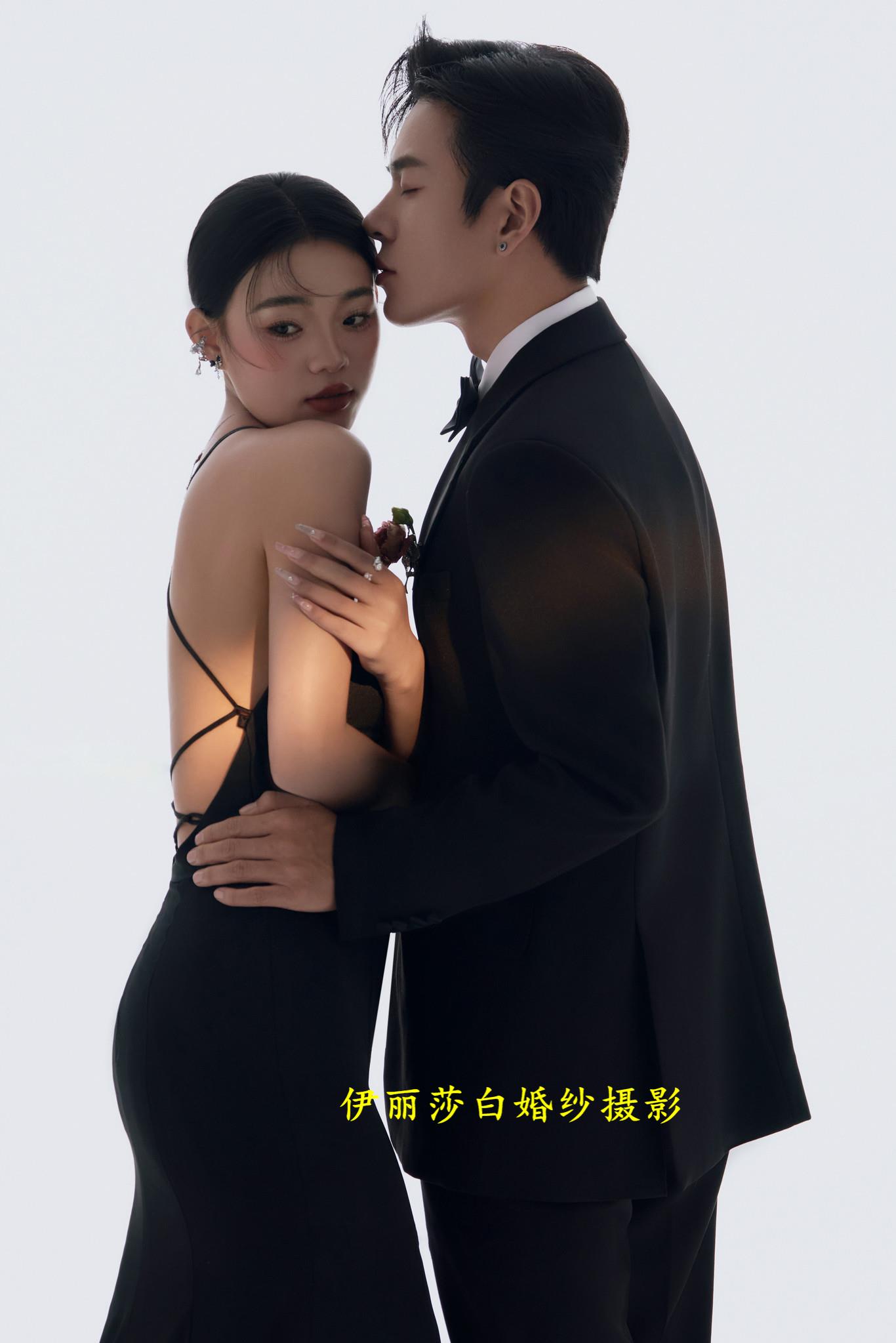 拍婚纱照3888套餐有跟妆+秀和+礼服 