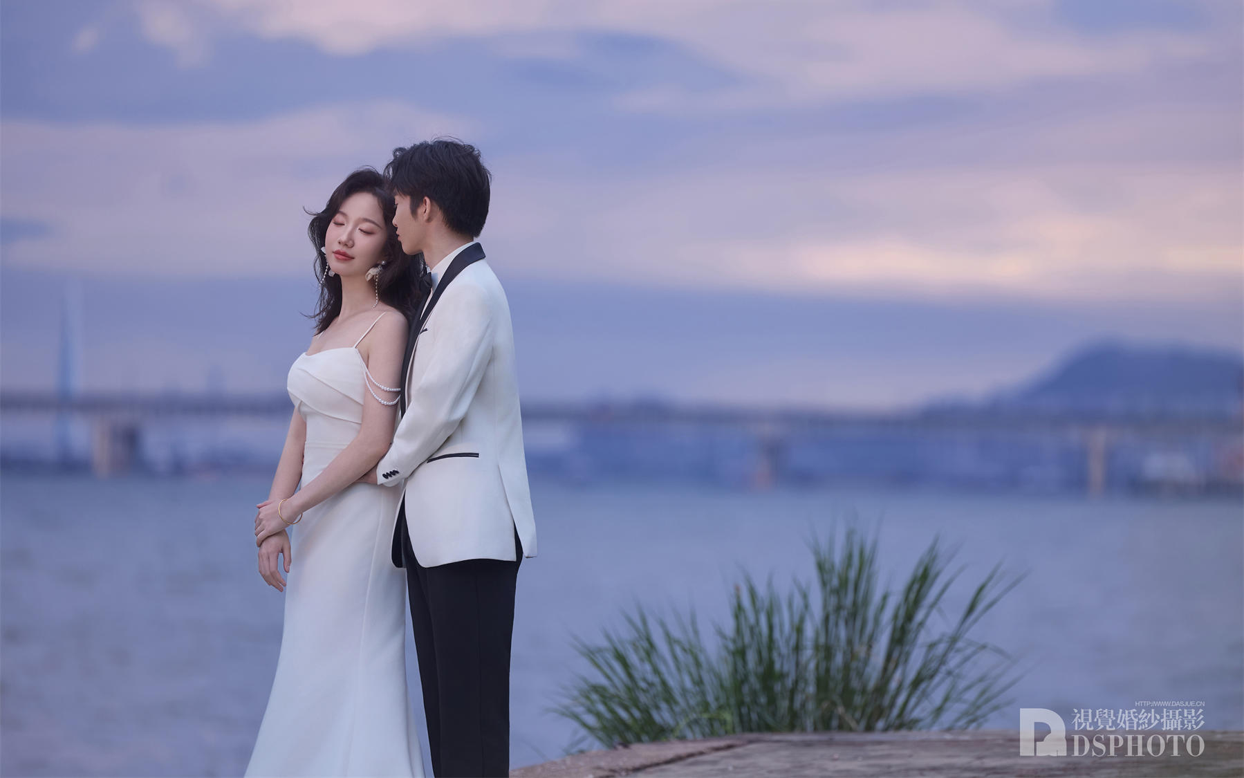 在蓝调时刻拍到人生婚纱照！氛围感太爱了🎉