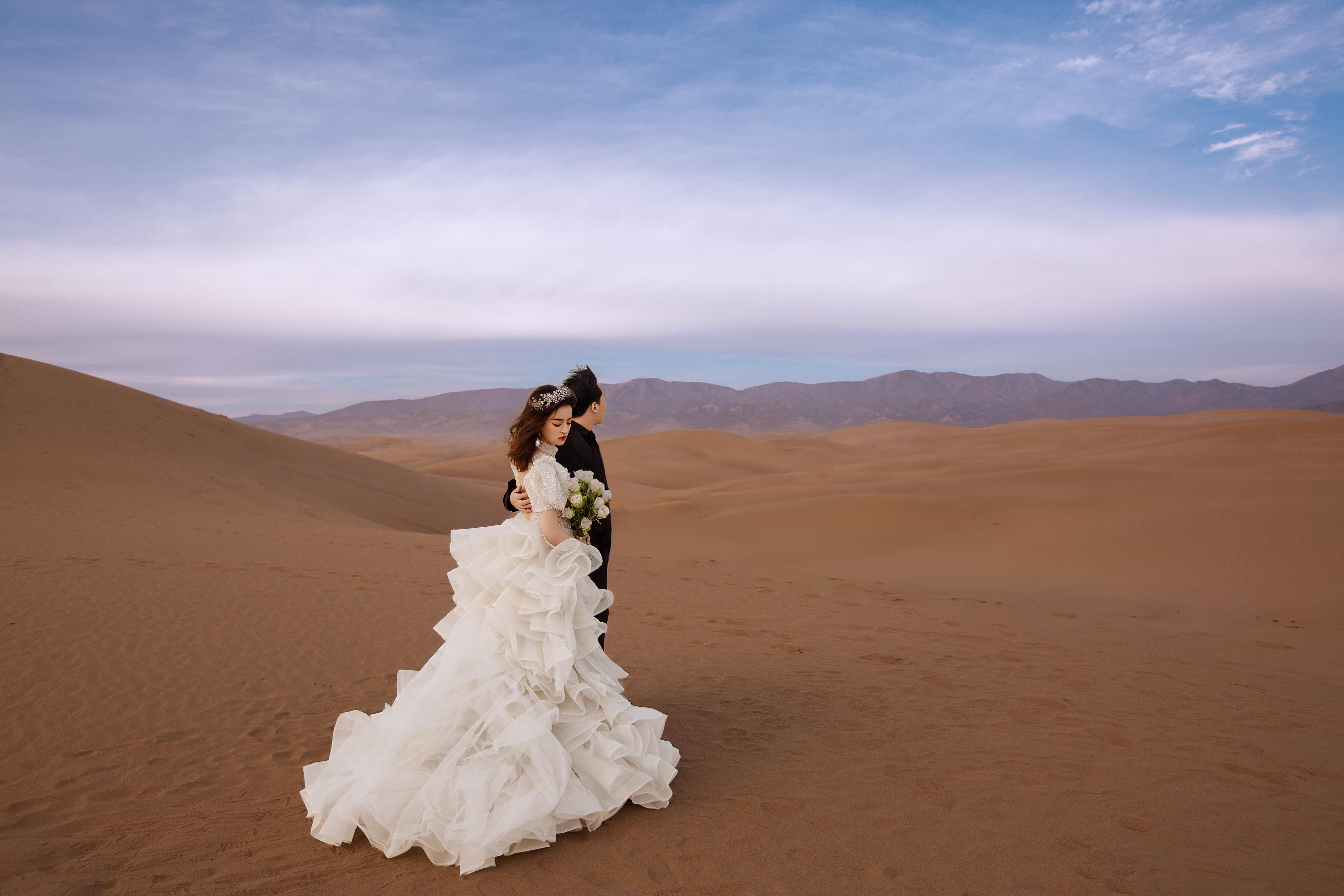 青海湖沙漠婚纱照