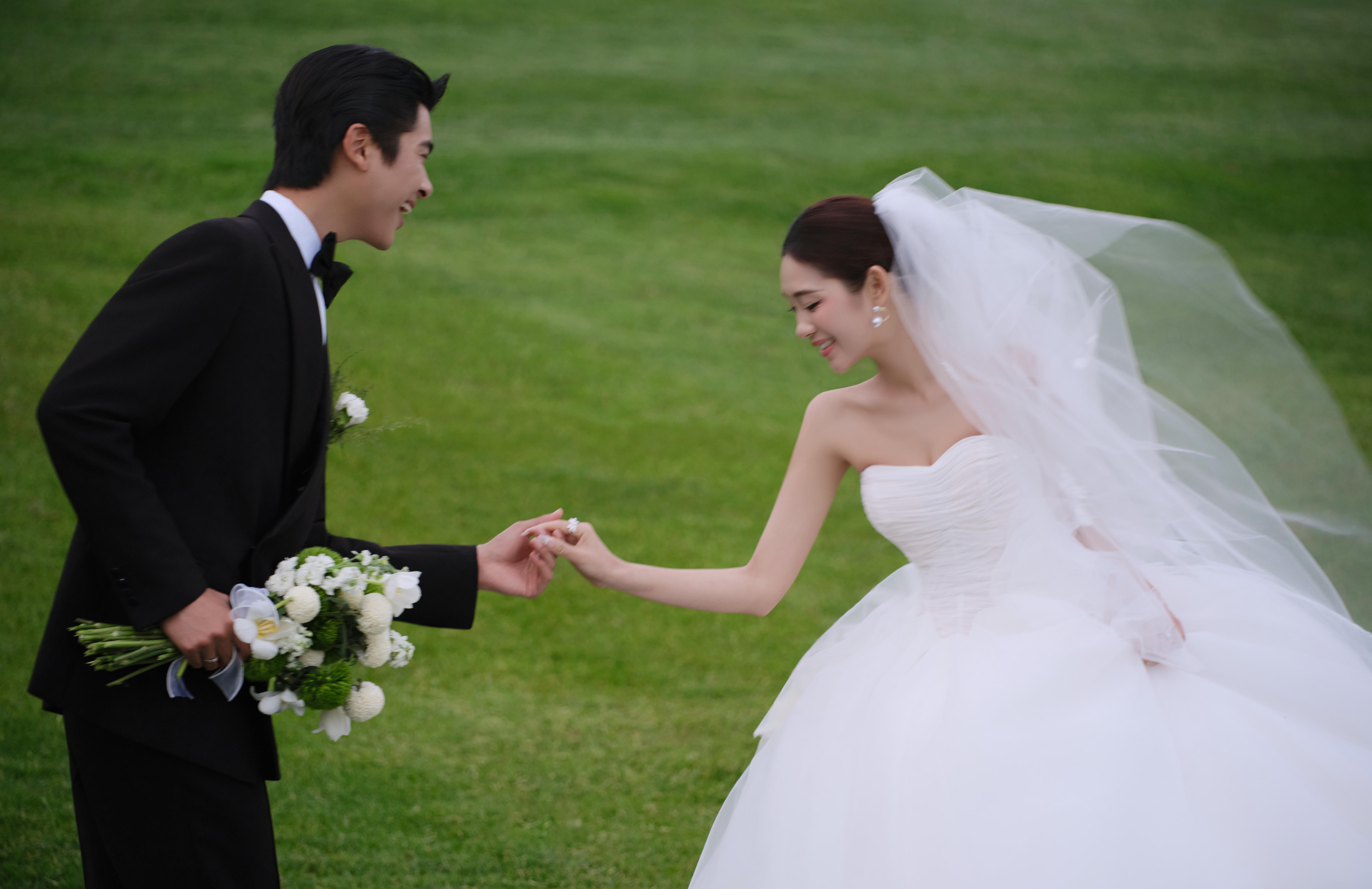 酒杯里裝滿愛意?好喜歡我的韓式草坪婚紗照