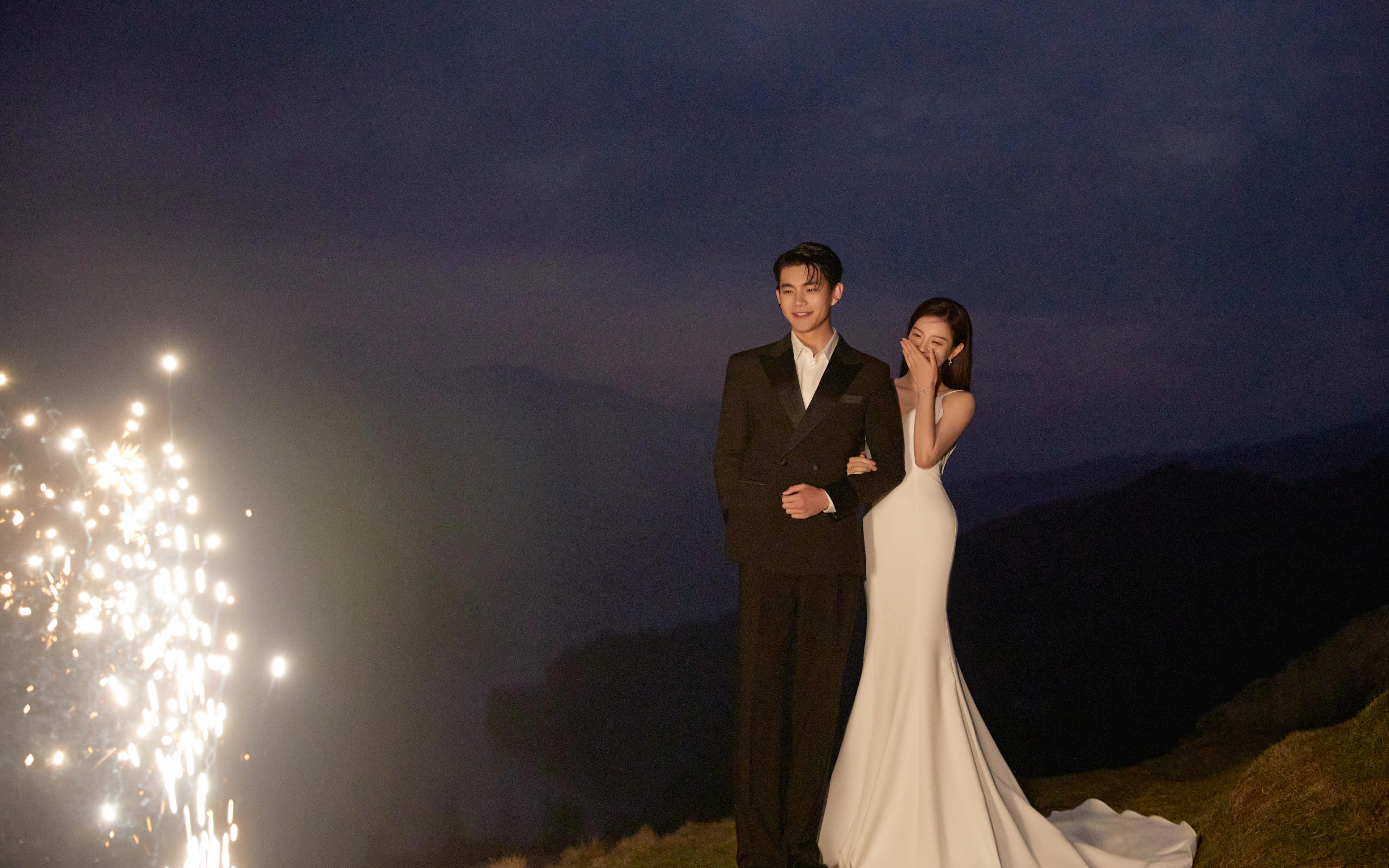 山頂夜未央，婚紗伴花火，快門聲中鎖定此生深情