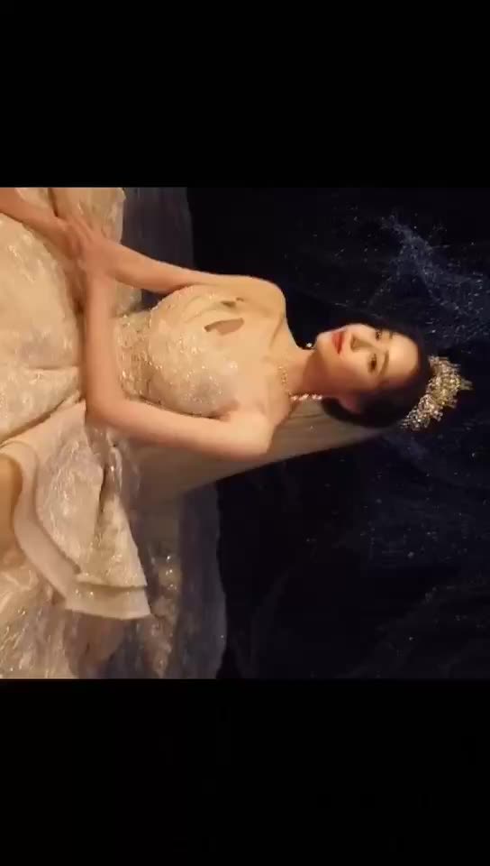 重手工香槟金色主纱大拖尾