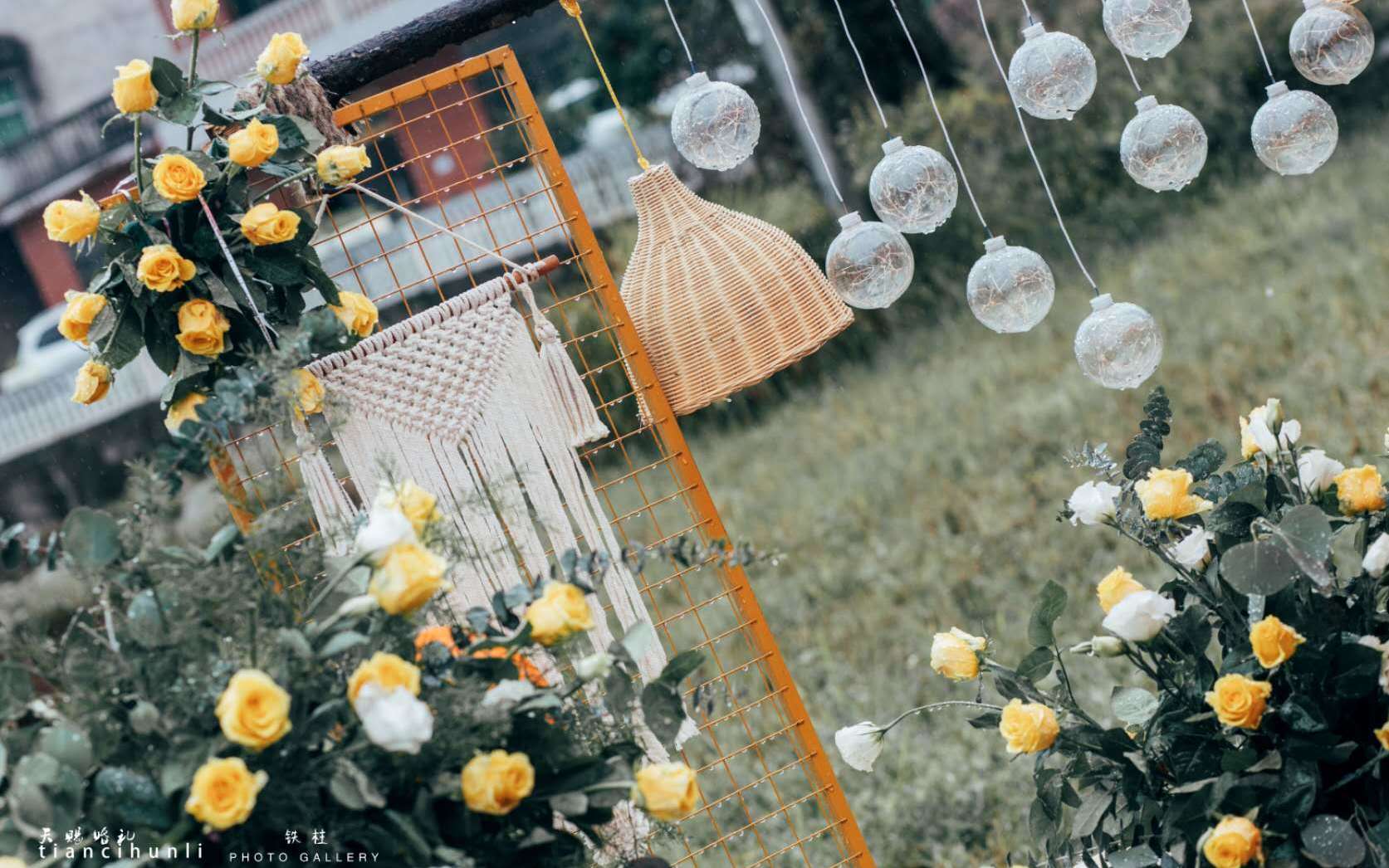 雨中漫步，踏著青草與你相遇