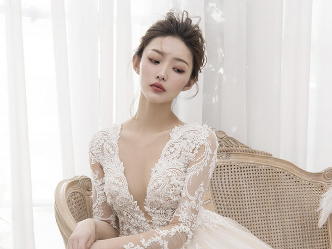 首席化妆师+定制妆容+全天跟妆+高定饰品+伴娘妆