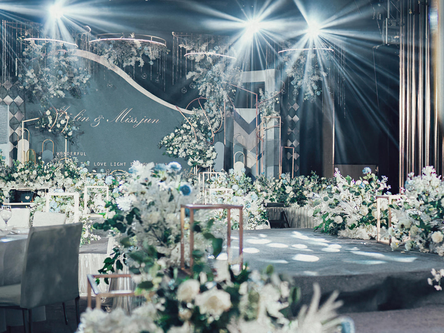 高级色！2020年小孔雀蓝雾霾蓝婚礼！