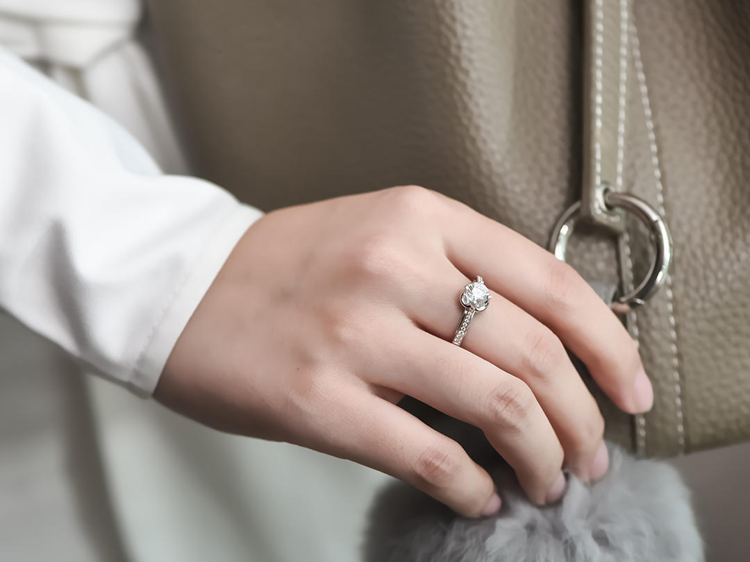 18k金戒指一克拉钻戒 婚戒 钻戒正品