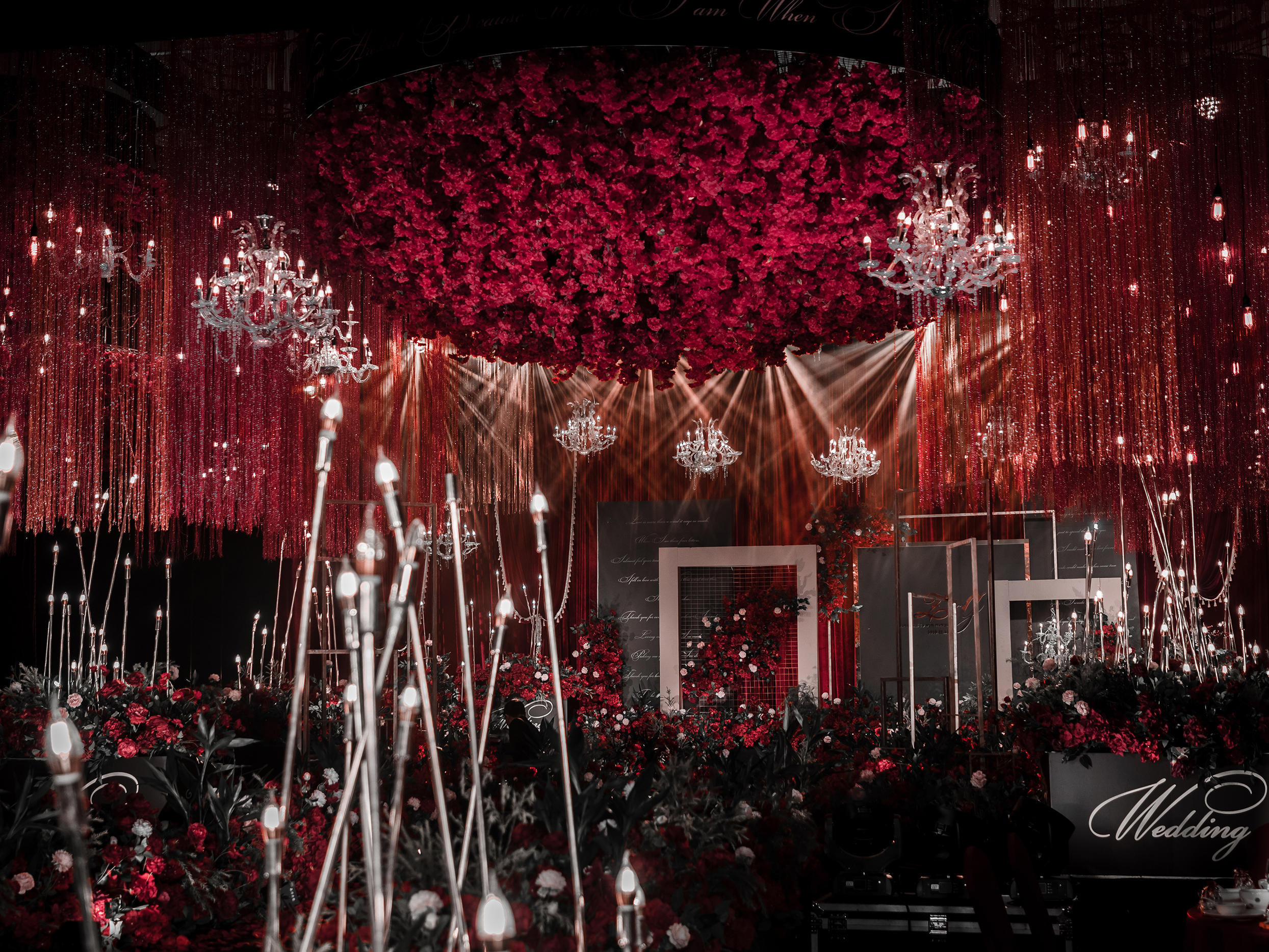 【时尚轻奢】红黑大气婚礼 玫瑰花团+水晶流苏吊顶
