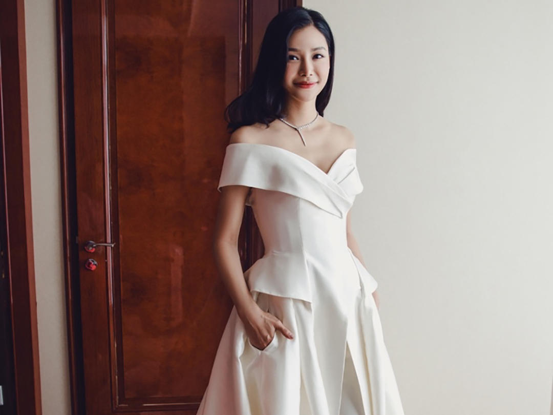 长沙天鹅婚纱礼服 时尚缎面一字裤大拖尾婚纱礼服