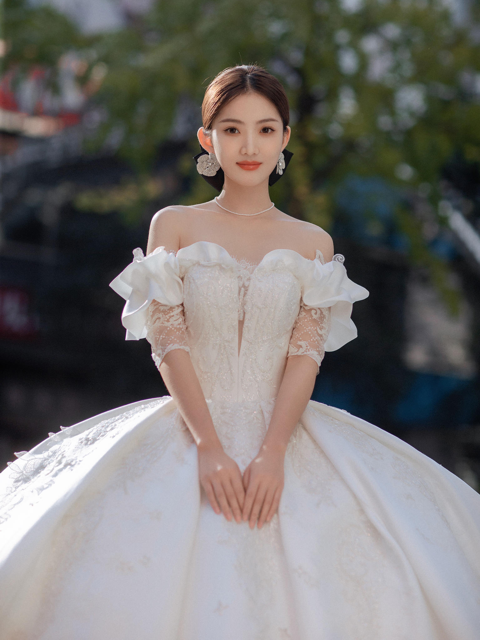 新款时尚甜美荷叶边一字肩公主婚纱礼服租赁套餐