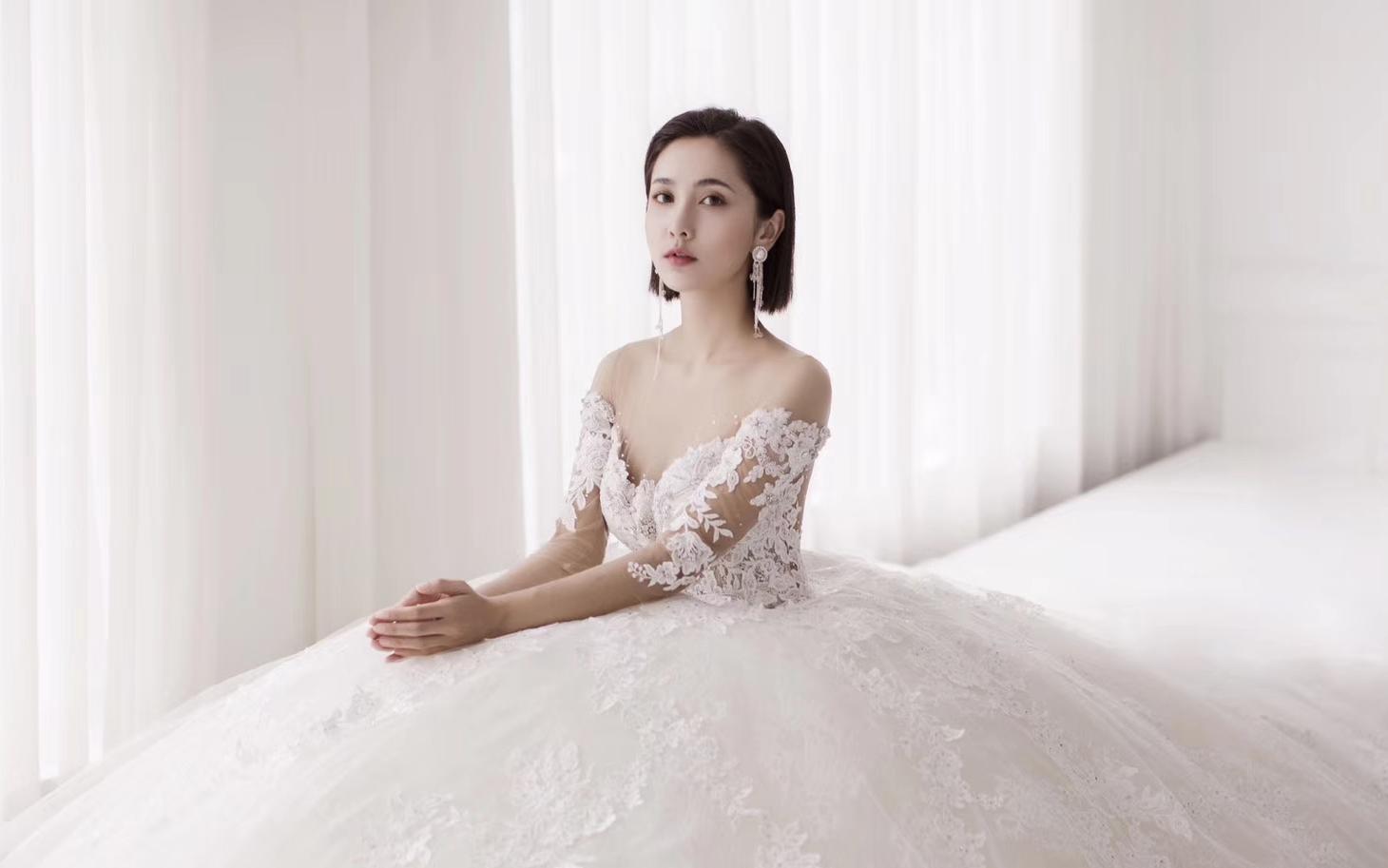 LaMoonBridal·一字肩长袖蕾丝拖尾婚纱