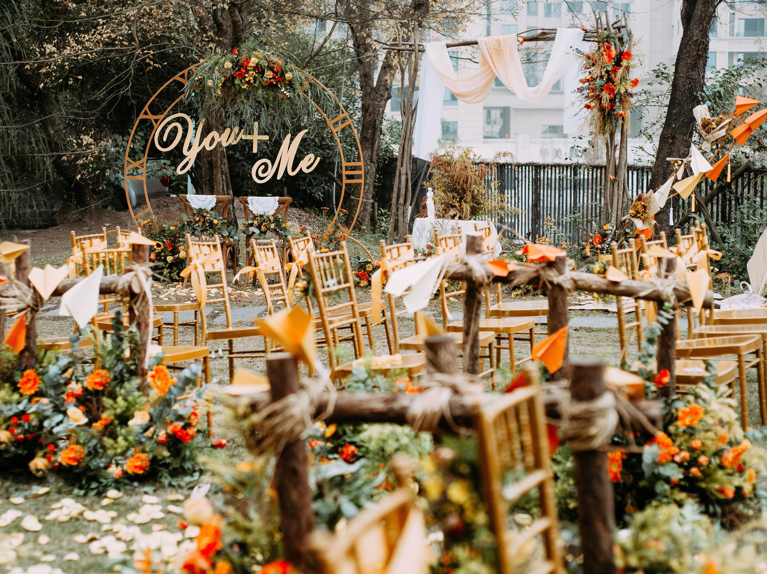 橙色系户外婚礼，乡镇上门布置