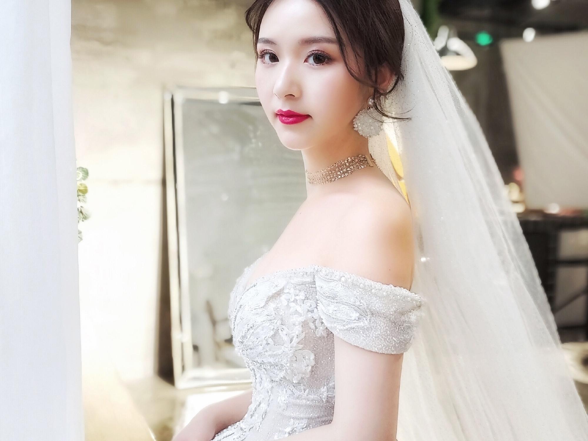 资深档全程跟妆唯美简约妆容 送伴娘及妈妈妆
