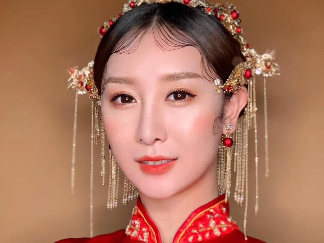 【资深套餐】资深老师全天跟妆＋免租拖尾婚纱5件套