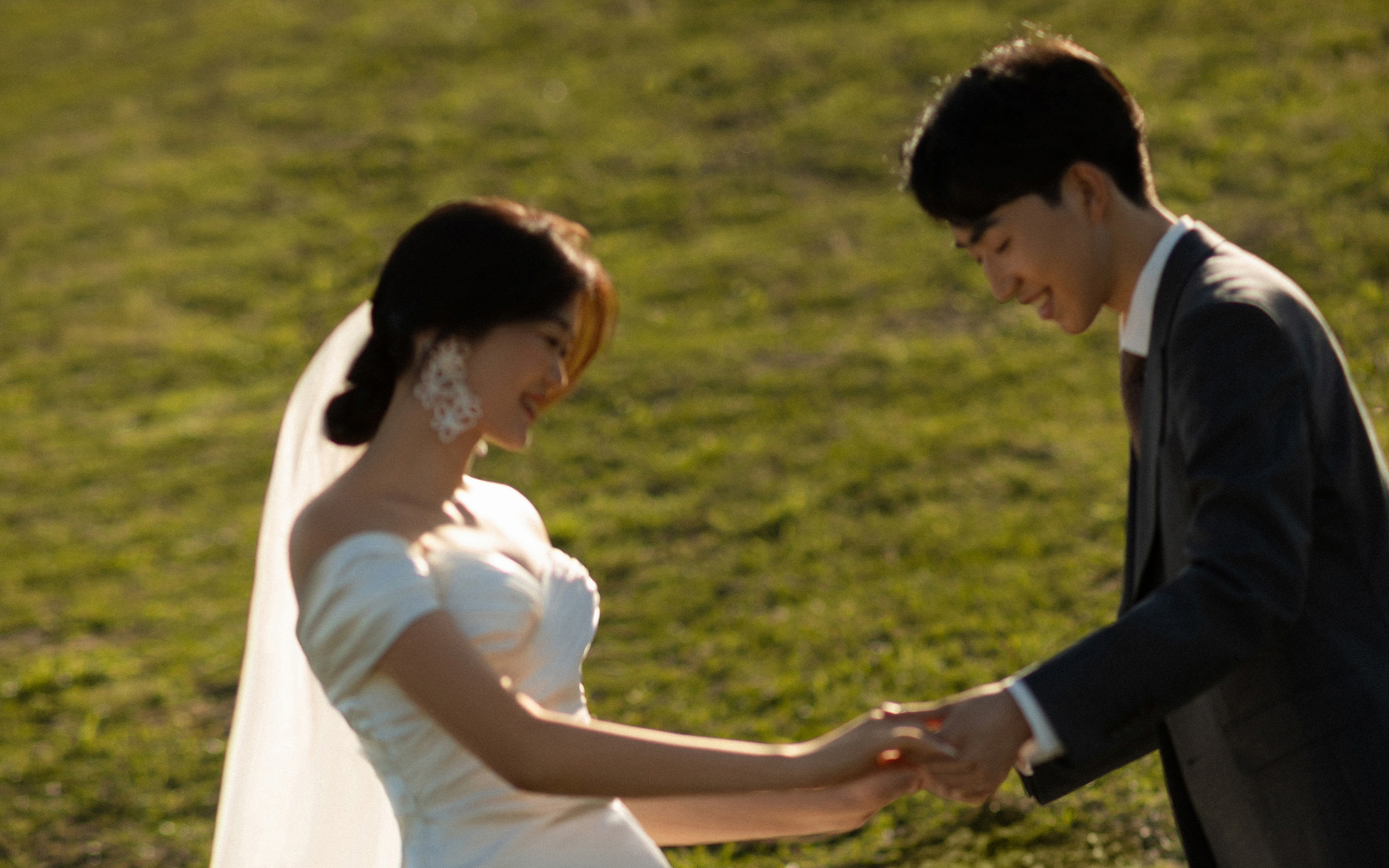 白纱掠过青草间