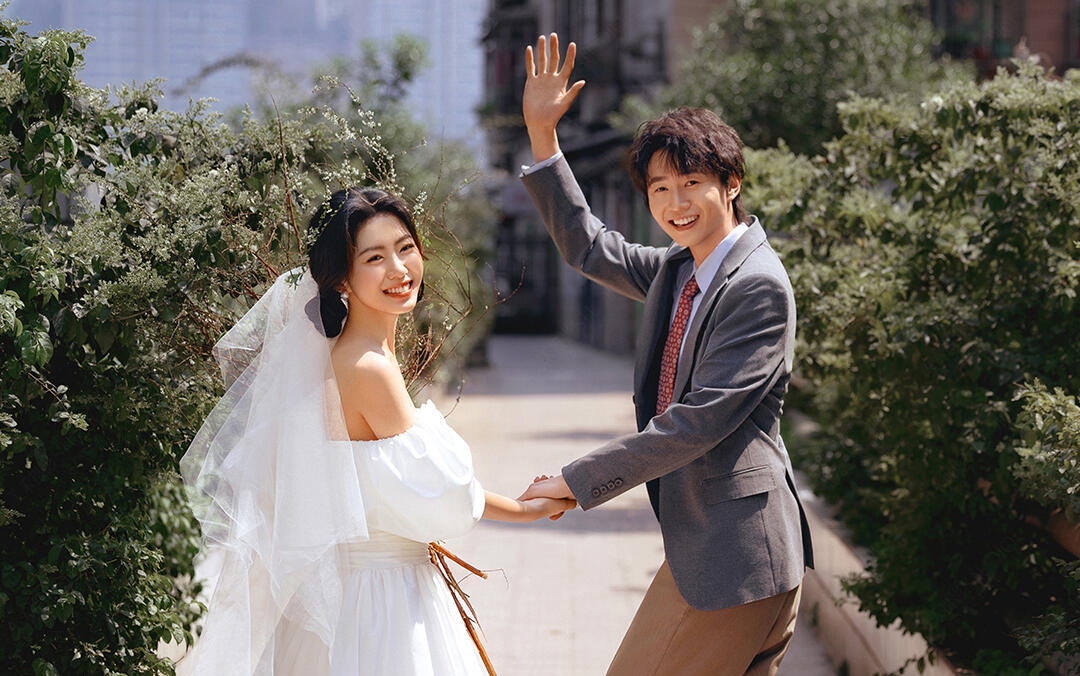 老街和阳光，简直是拍复古氛围婚纱照天花板 