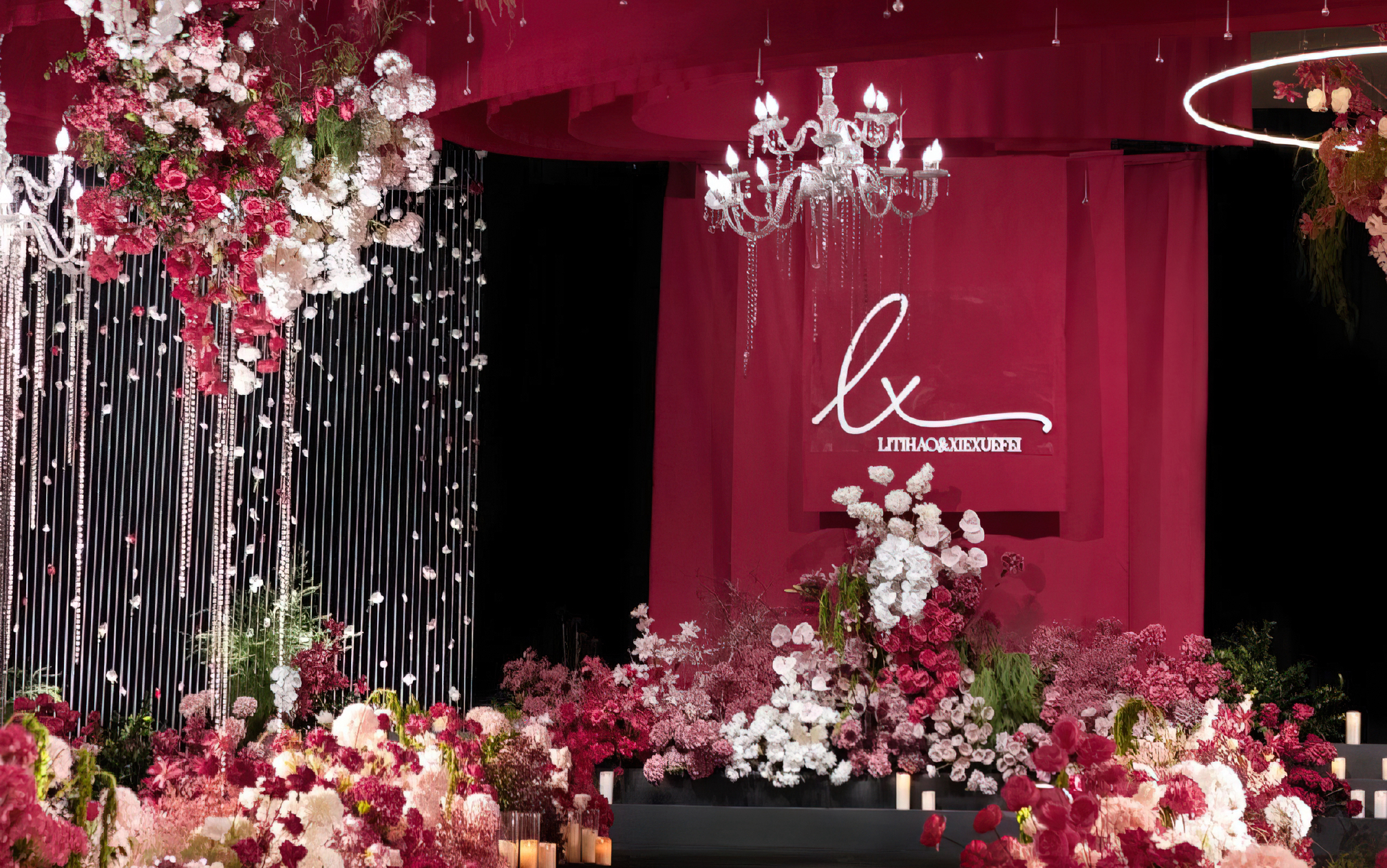 藏不住的愛意丨復古紅色布幔婚禮