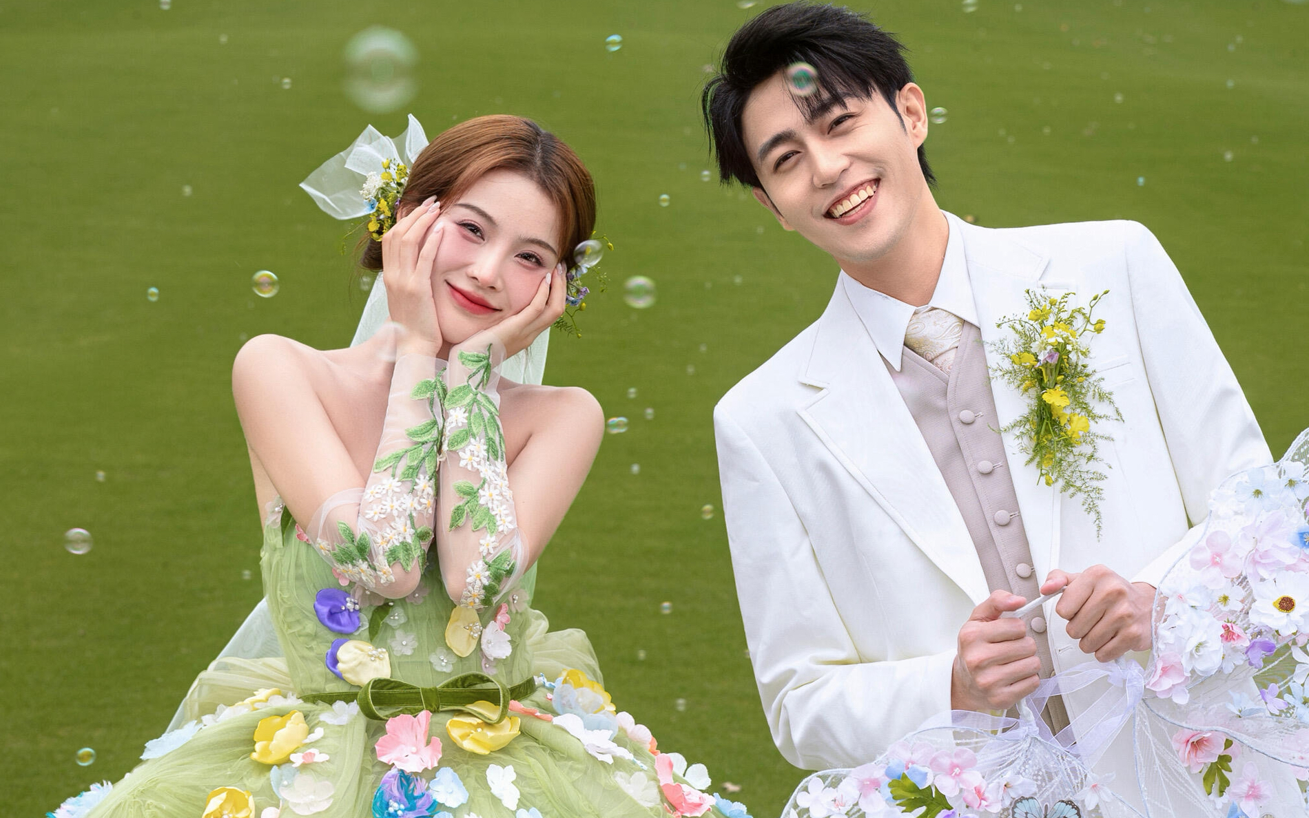 绿色婚纱森系草坪婚纱照