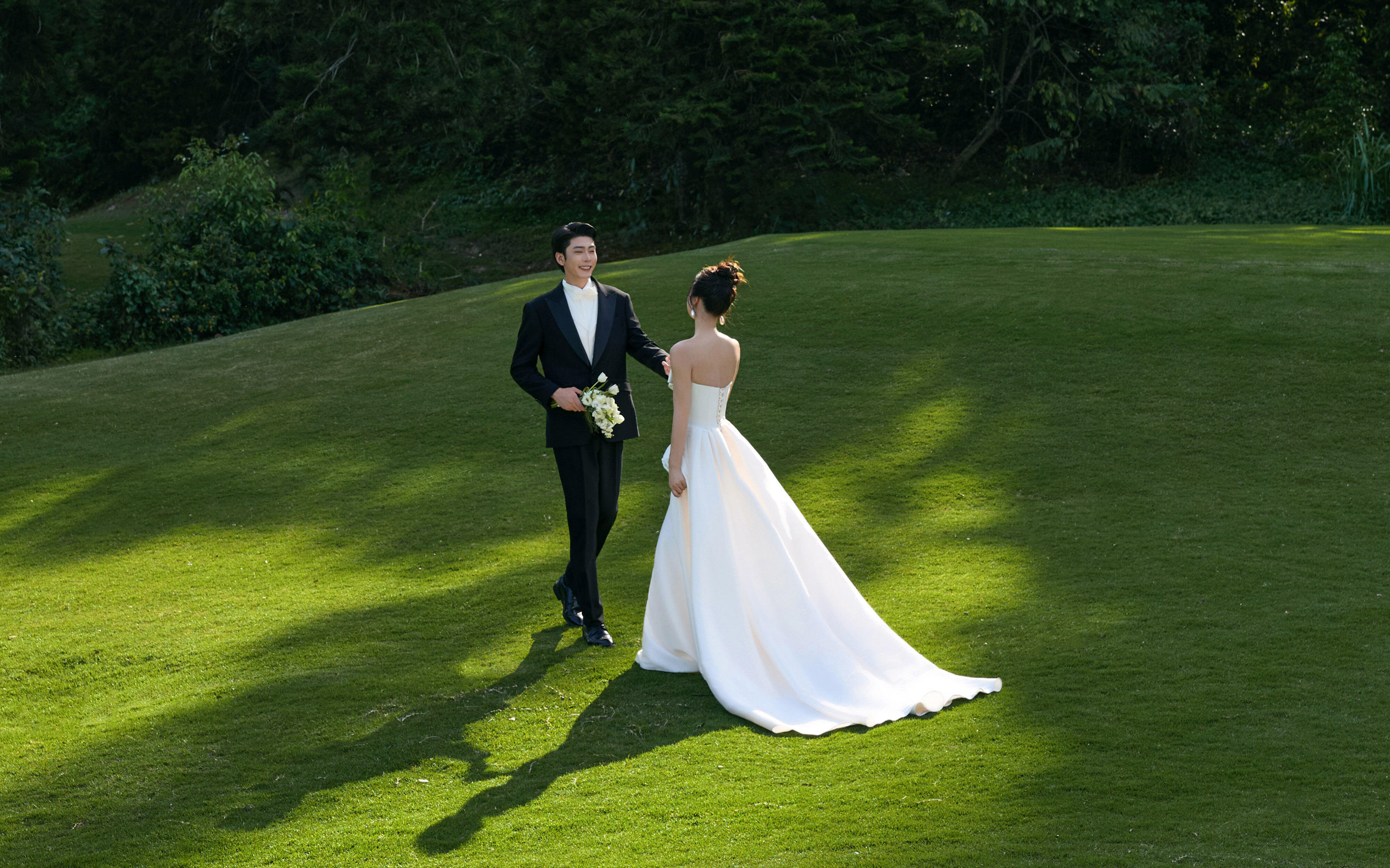 【高尔夫】普通人也能轻松拍出高级草坪婚纱照