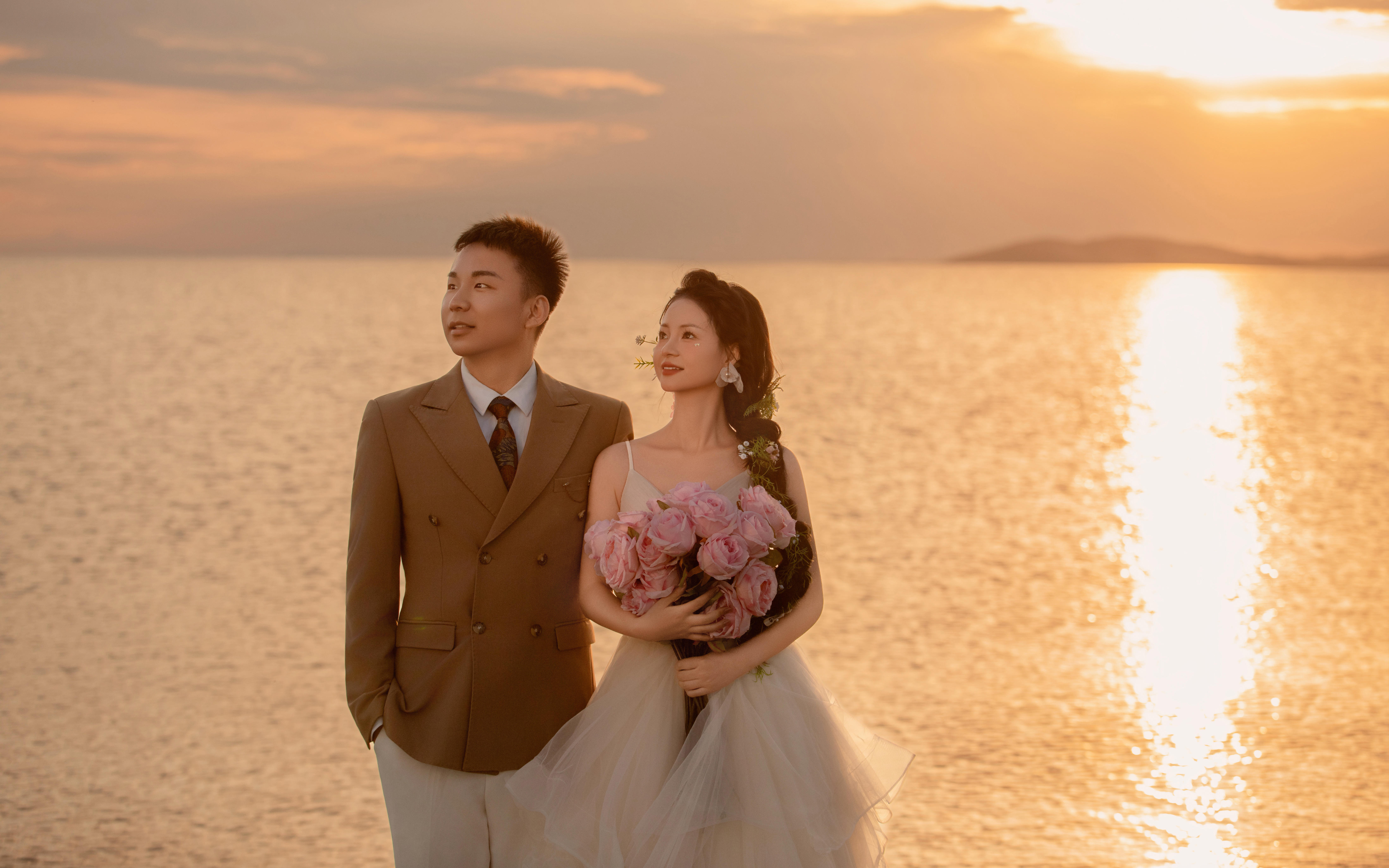 将青海湖与晴空和夕阳装进婚纱照