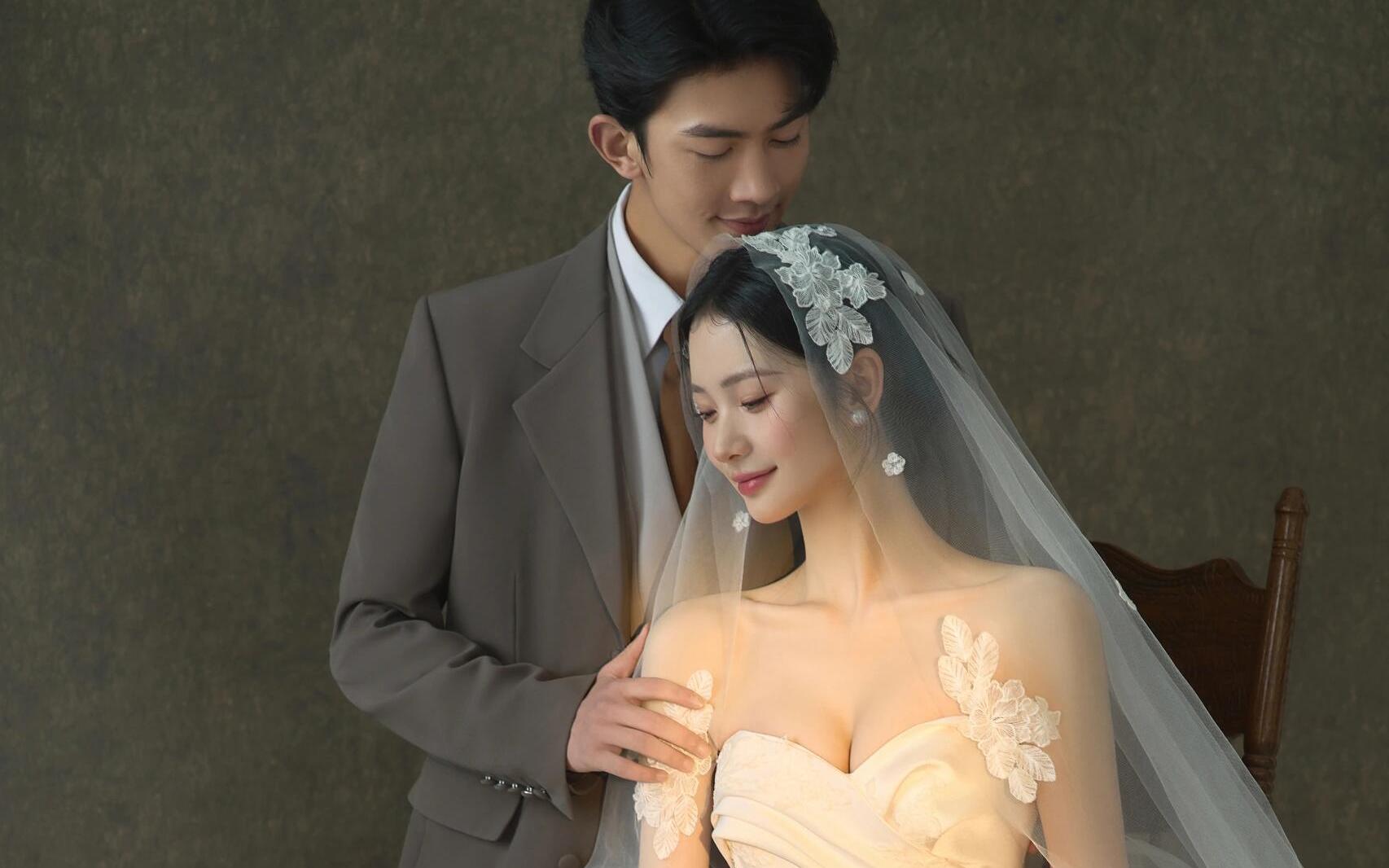 室內(nèi)法式復(fù)古油畫婚紗照