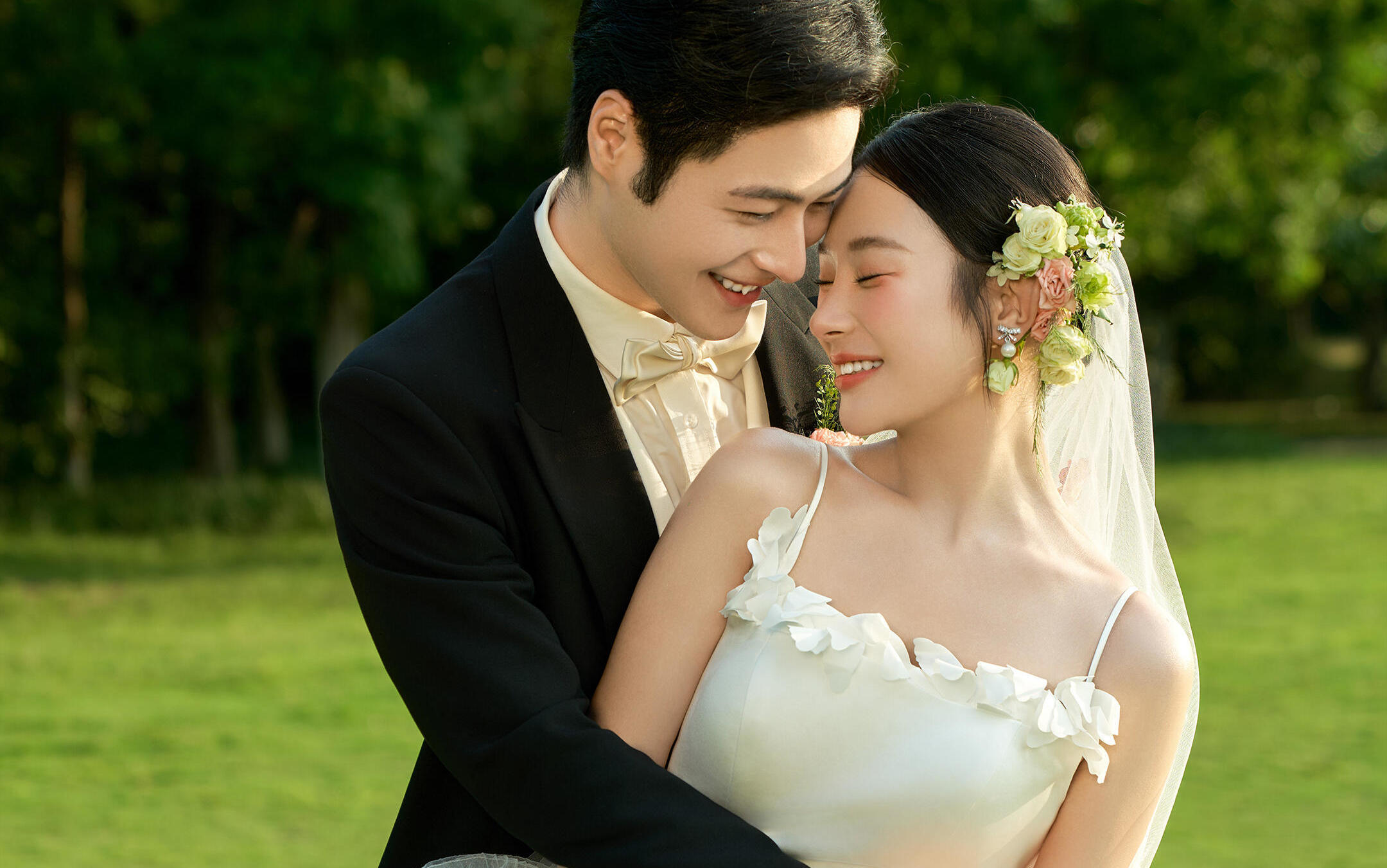 清新感十足的草坪婚紗照??每一張都想收藏