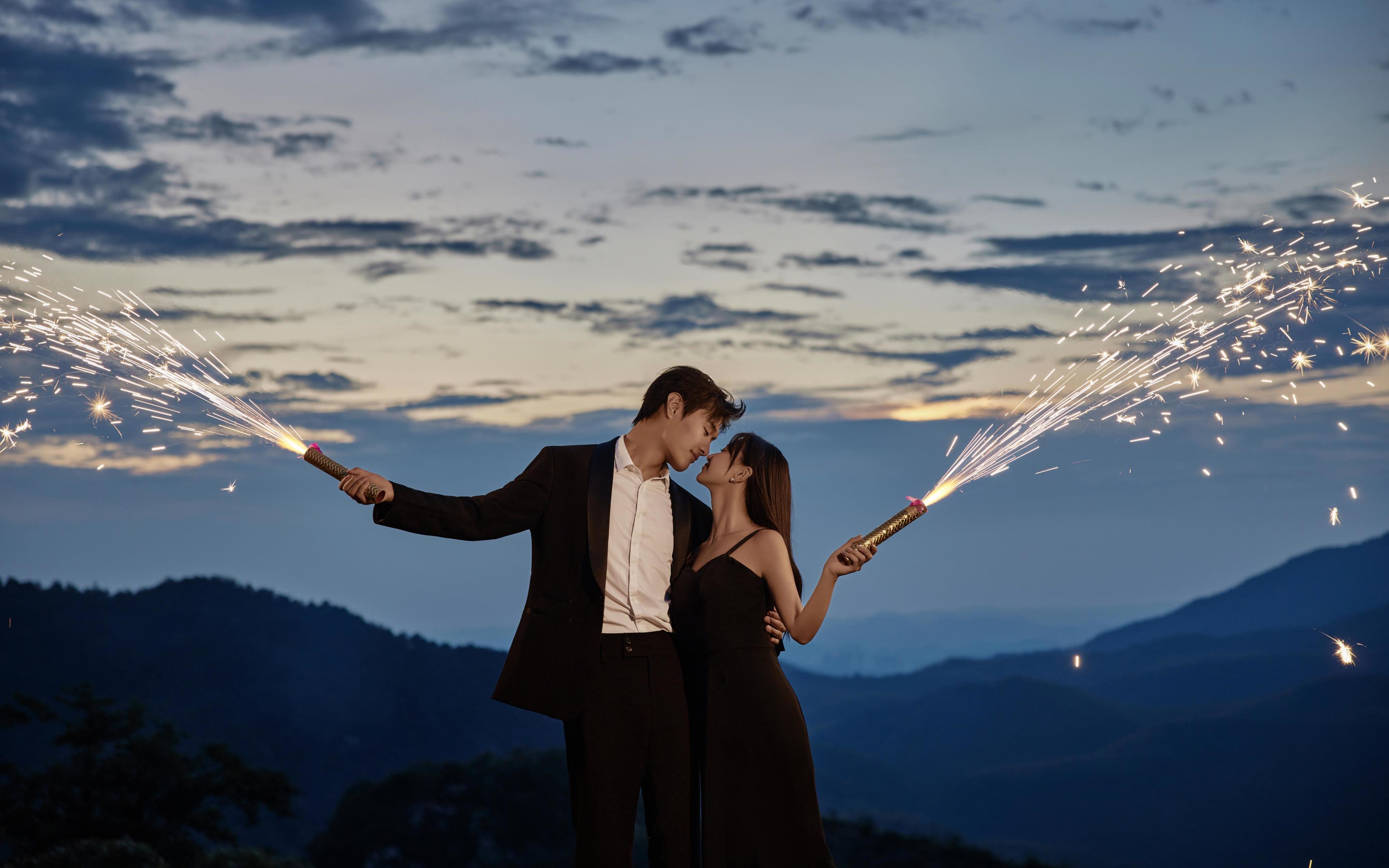 “煙花是銀河寫下的情書”?夜景電影感婚紗照