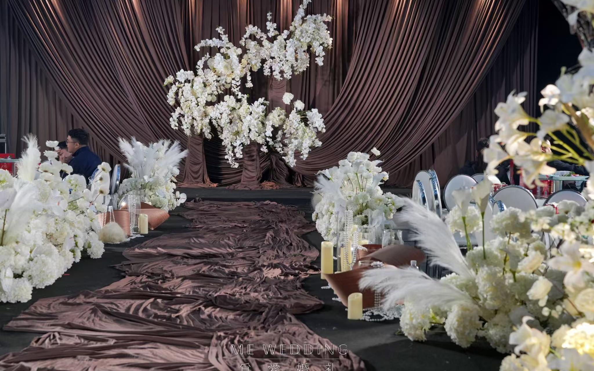 沉稳咖色主题婚礼现场