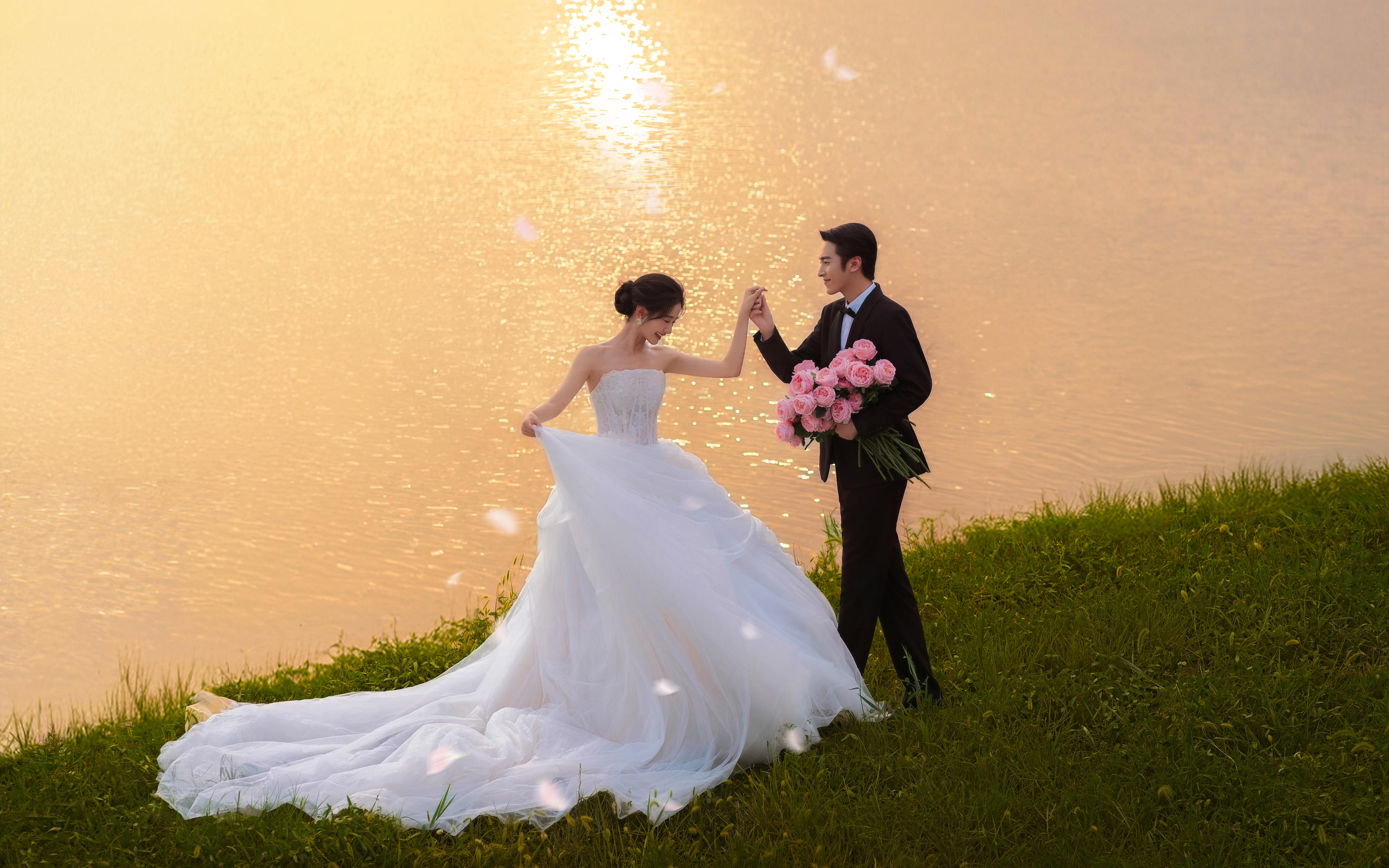 湖边夕阳婚纱照，氛围拉满共赴浪漫之约！