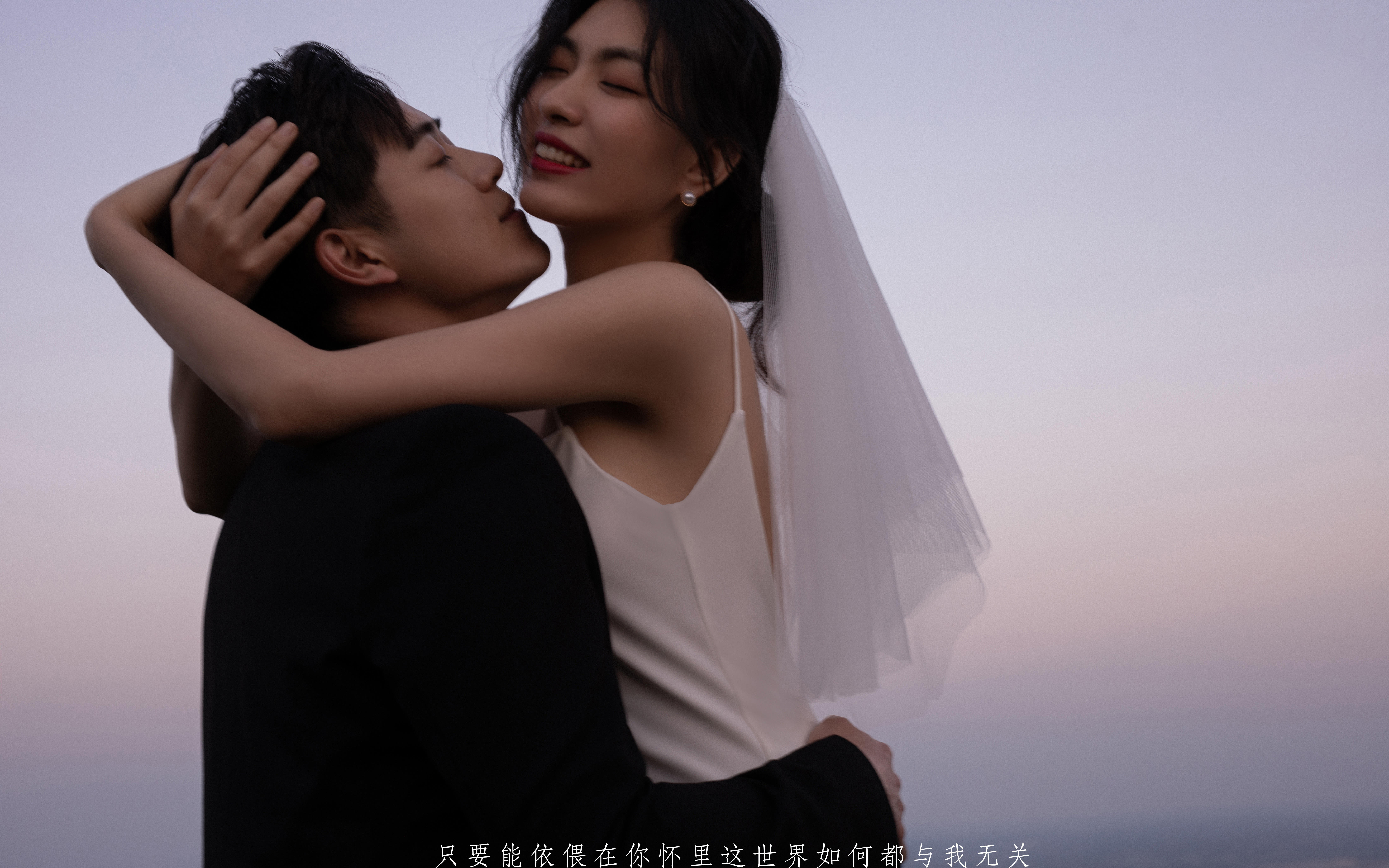 山頂夕陽的氛圍感 溫情與愛意悄然綻放