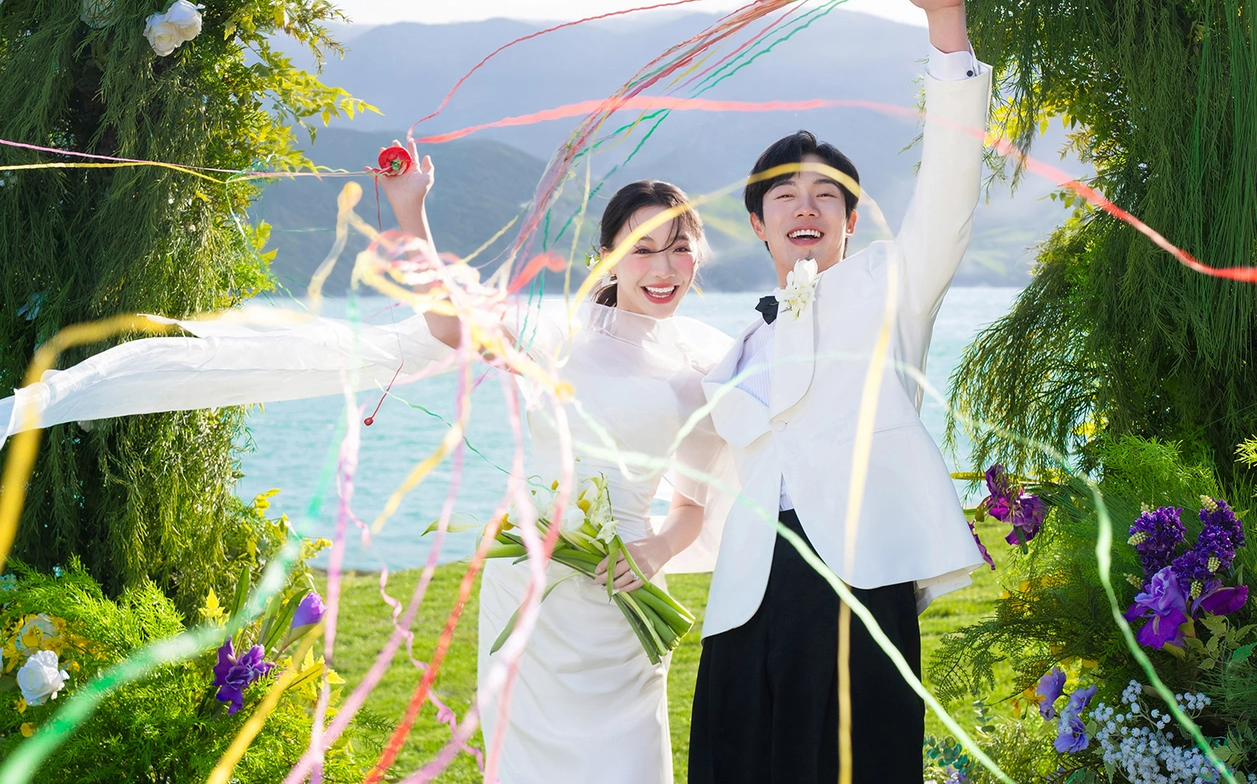 清新湖畔婚拍：香檳儀式與花漾氛圍