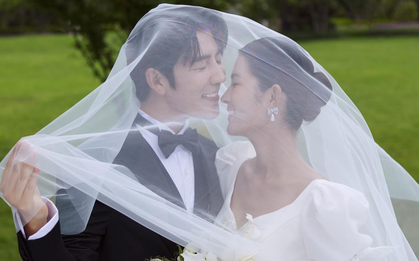 还得是草坪婚纱照✔总是会反复心动呀