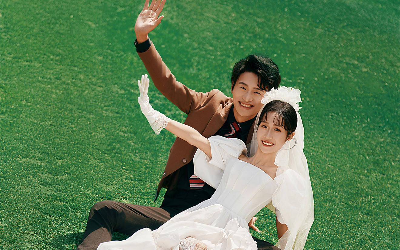 喜嫁风草坪婚纱照